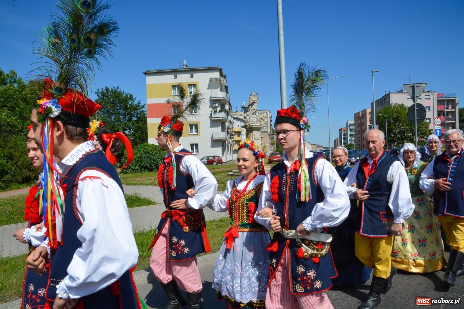 Zdjęcie w galerii na portalu naszraciborz.pl: Roztańczony korowód z Rynku na zamek [FOTO i WIDEO] wiadomości z regionu