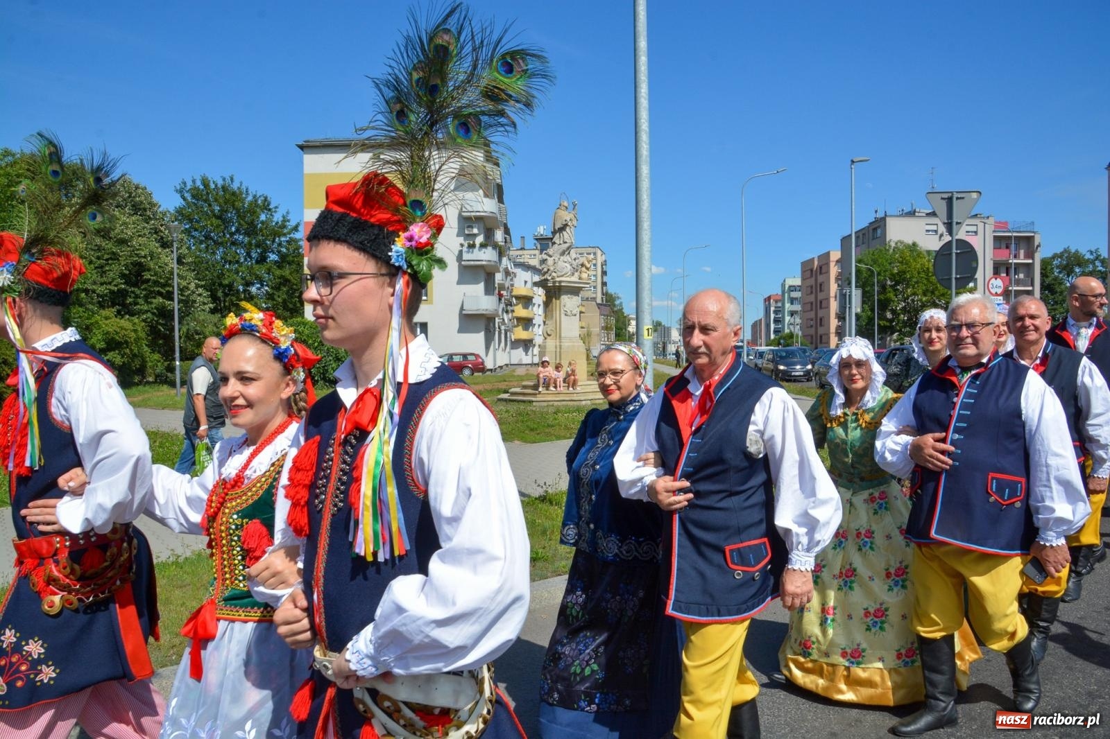 Zdjęcie w galerii na portalu naszraciborz.pl: Roztańczony korowód z Rynku na zamek [FOTO i WIDEO] wiadomości z regionu