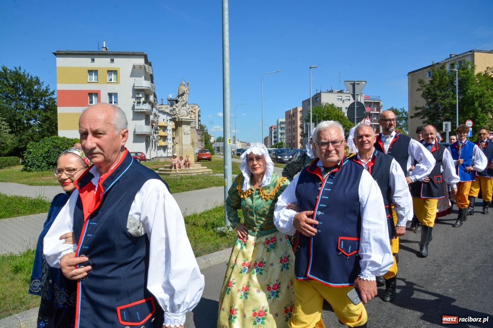 Zdjęcie w galerii na portalu naszraciborz.pl: Roztańczony korowód z Rynku na zamek [FOTO i WIDEO] wiadomości z regionu
