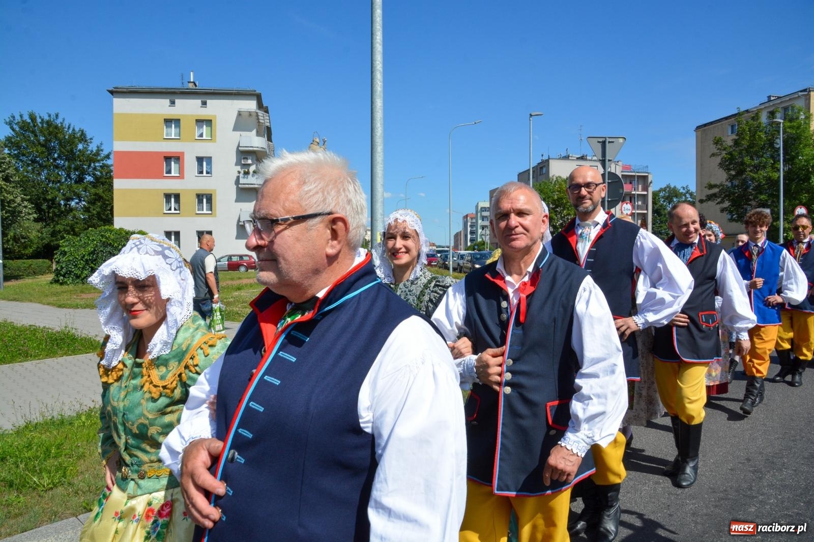 Zdjęcie w galerii na portalu naszraciborz.pl: Roztańczony korowód z Rynku na zamek [FOTO i WIDEO] wiadomości z regionu