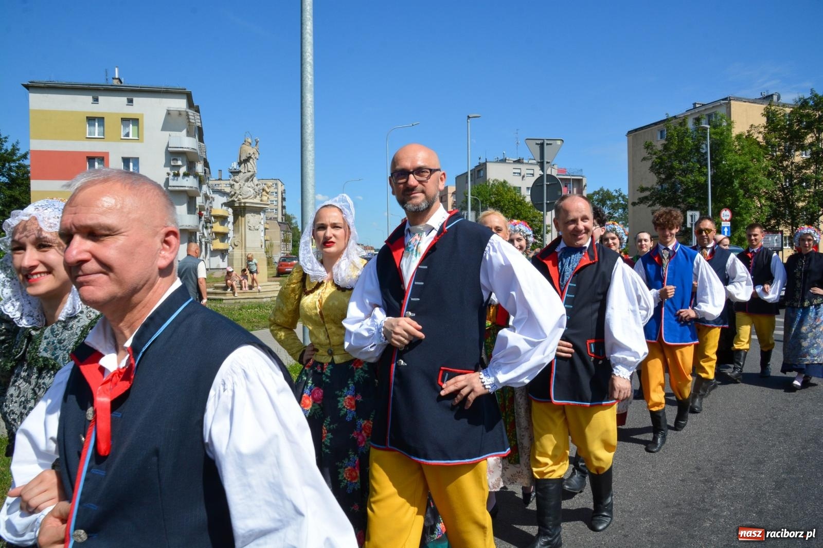 Zdjęcie w galerii na portalu naszraciborz.pl: Roztańczony korowód z Rynku na zamek [FOTO i WIDEO] wiadomości z regionu