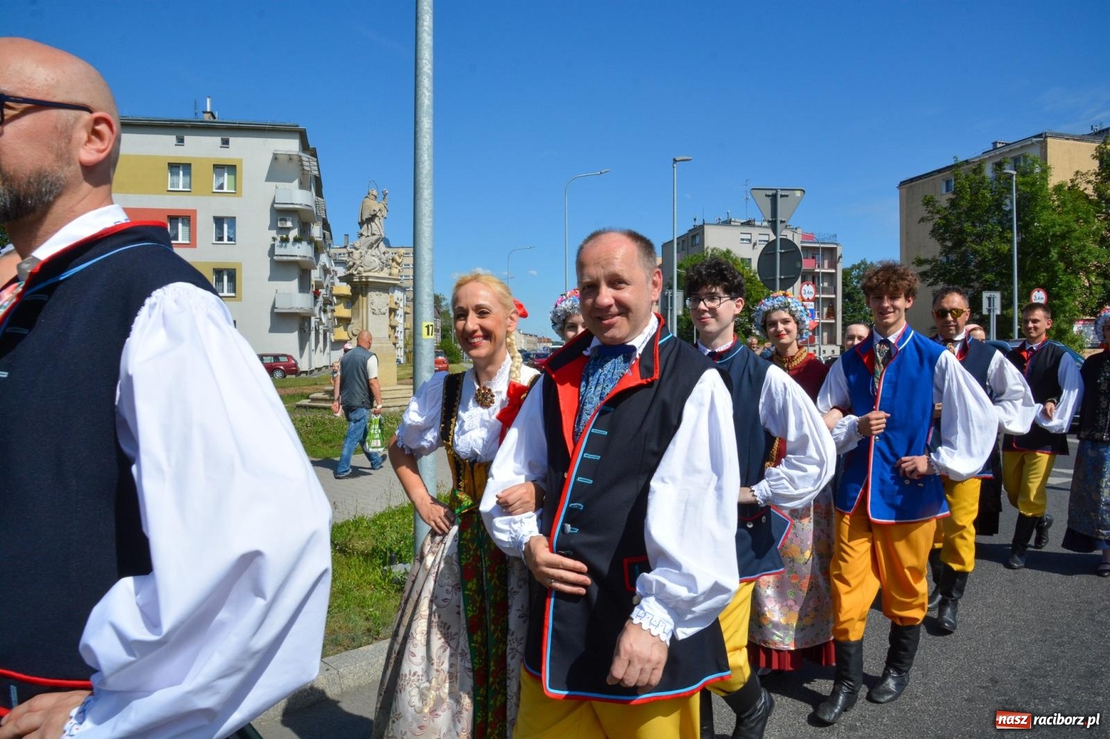 Zdjęcie w galerii na portalu naszraciborz.pl: Roztańczony korowód z Rynku na zamek [FOTO i WIDEO] wiadomości z regionu