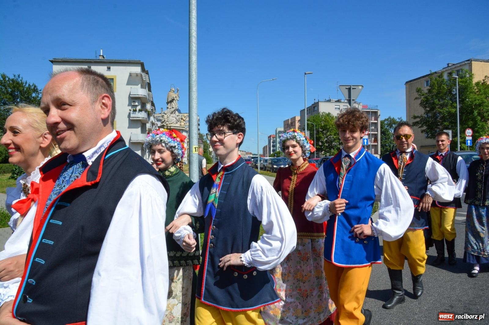 Zdjęcie w galerii na portalu naszraciborz.pl: Roztańczony korowód z Rynku na zamek [FOTO i WIDEO] wiadomości z regionu