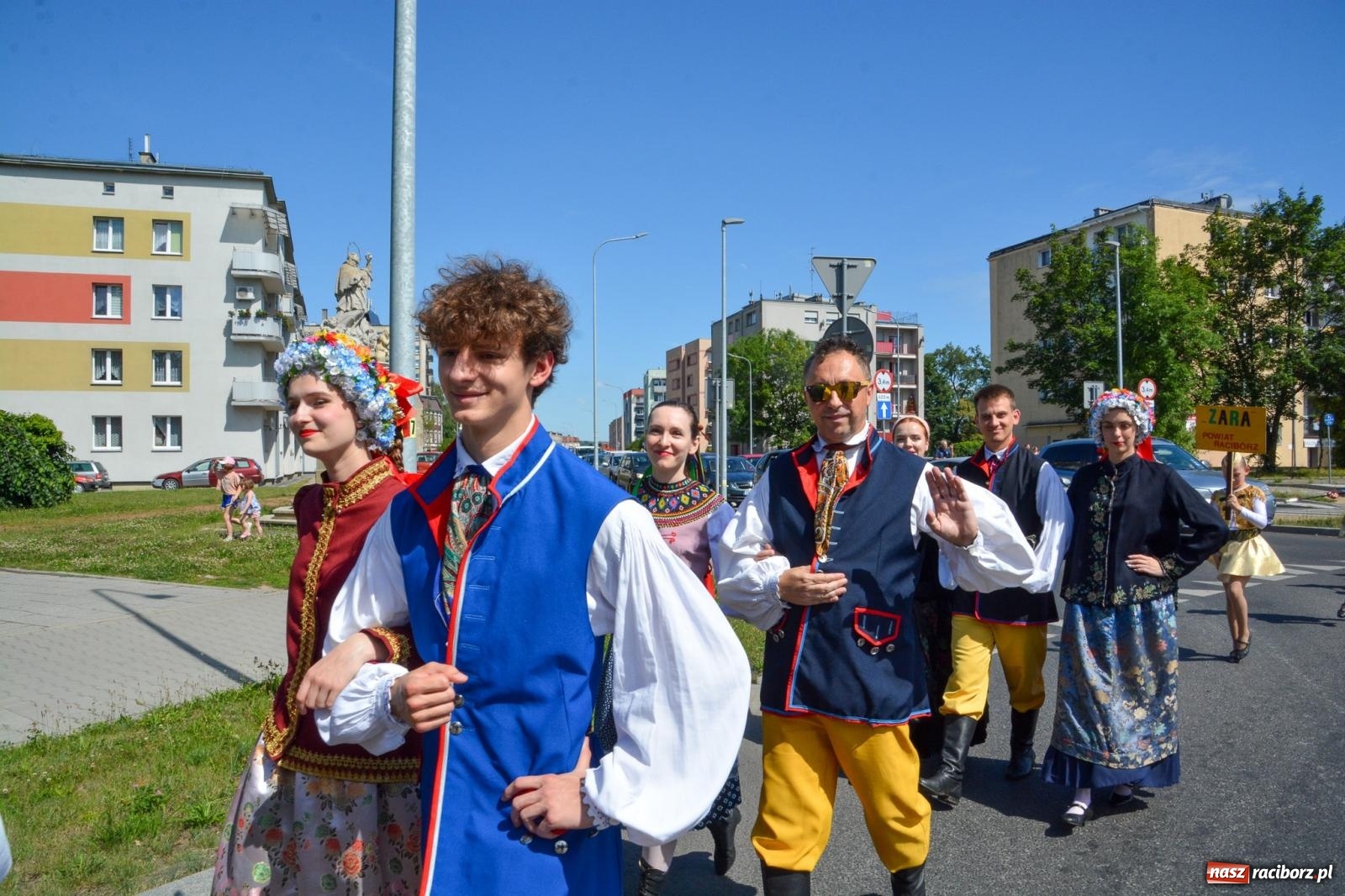 Zdjęcie w galerii na portalu naszraciborz.pl: Roztańczony korowód z Rynku na zamek [FOTO i WIDEO] wiadomości z regionu