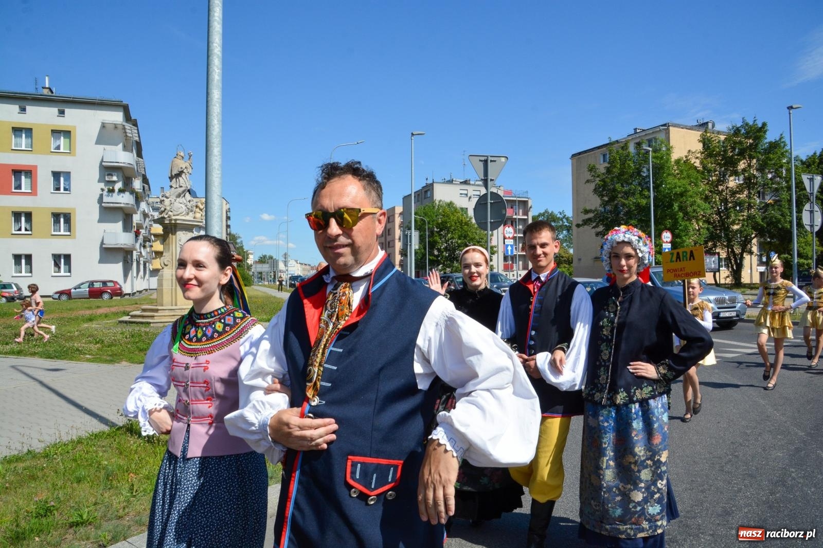 Zdjęcie w galerii na portalu naszraciborz.pl: Roztańczony korowód z Rynku na zamek [FOTO i WIDEO] wiadomości z regionu