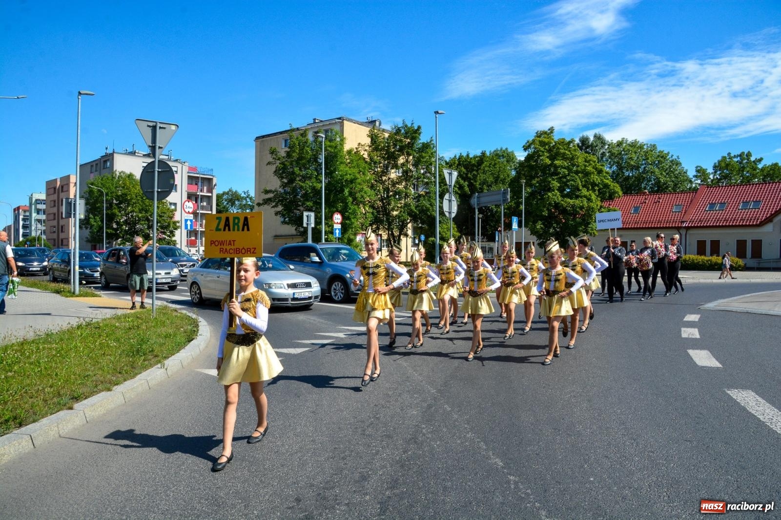 Zdjęcie w galerii na portalu naszraciborz.pl: Roztańczony korowód z Rynku na zamek [FOTO i WIDEO] wiadomości z regionu