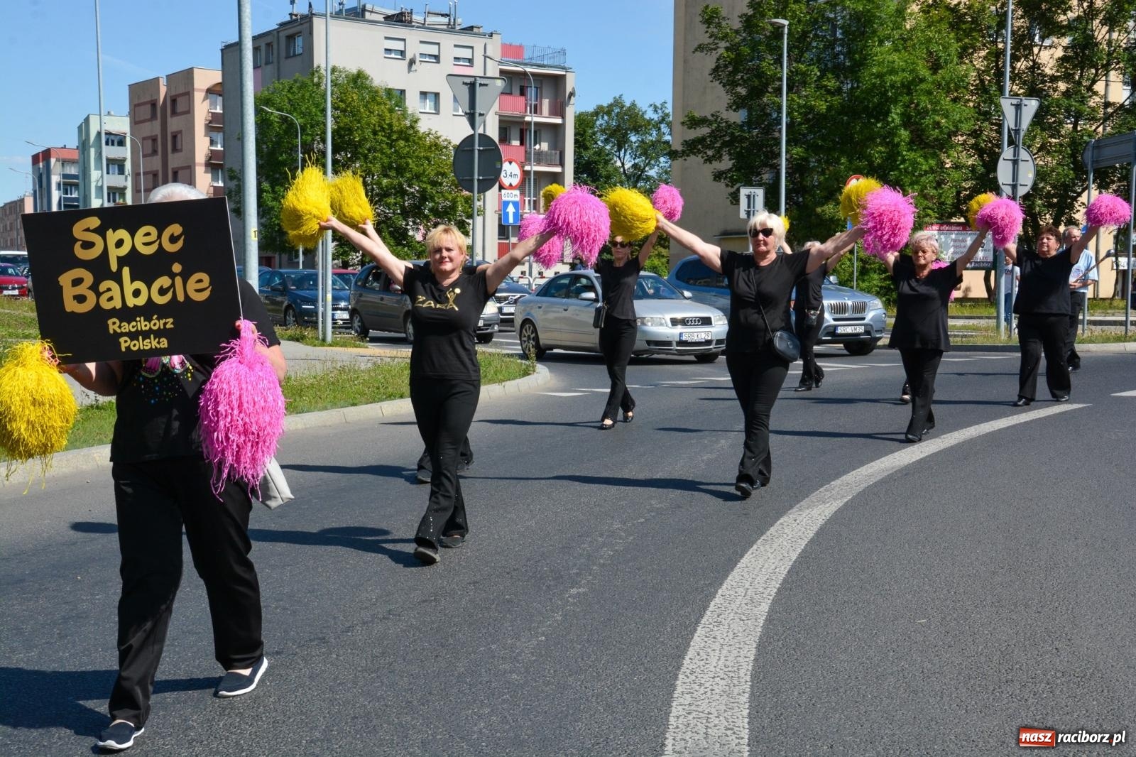 Zdjęcie w galerii na portalu naszraciborz.pl: Roztańczony korowód z Rynku na zamek [FOTO i WIDEO] wiadomości z regionu