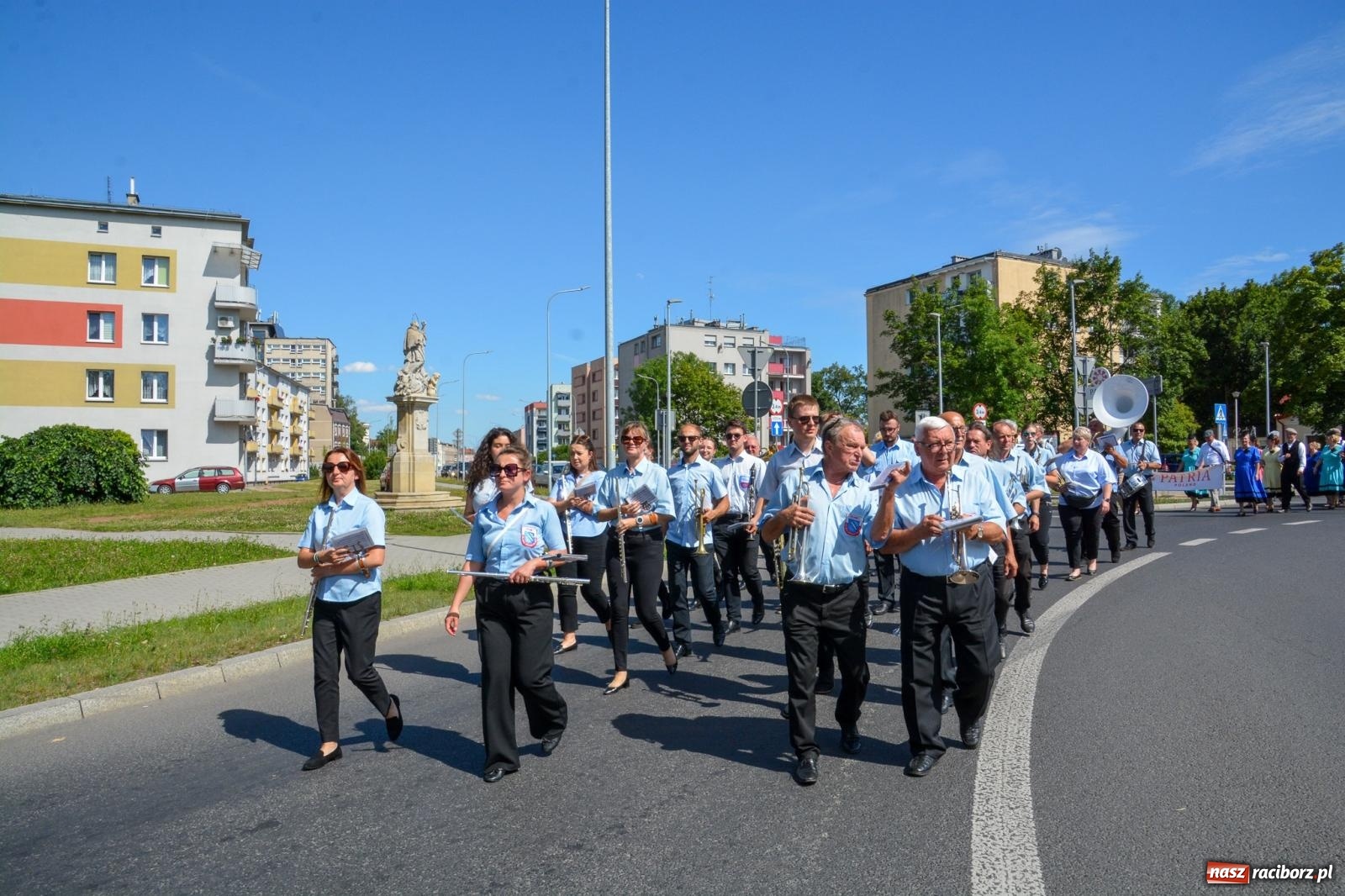 Zdjęcie w galerii na portalu naszraciborz.pl: Roztańczony korowód z Rynku na zamek [FOTO i WIDEO] wiadomości z regionu