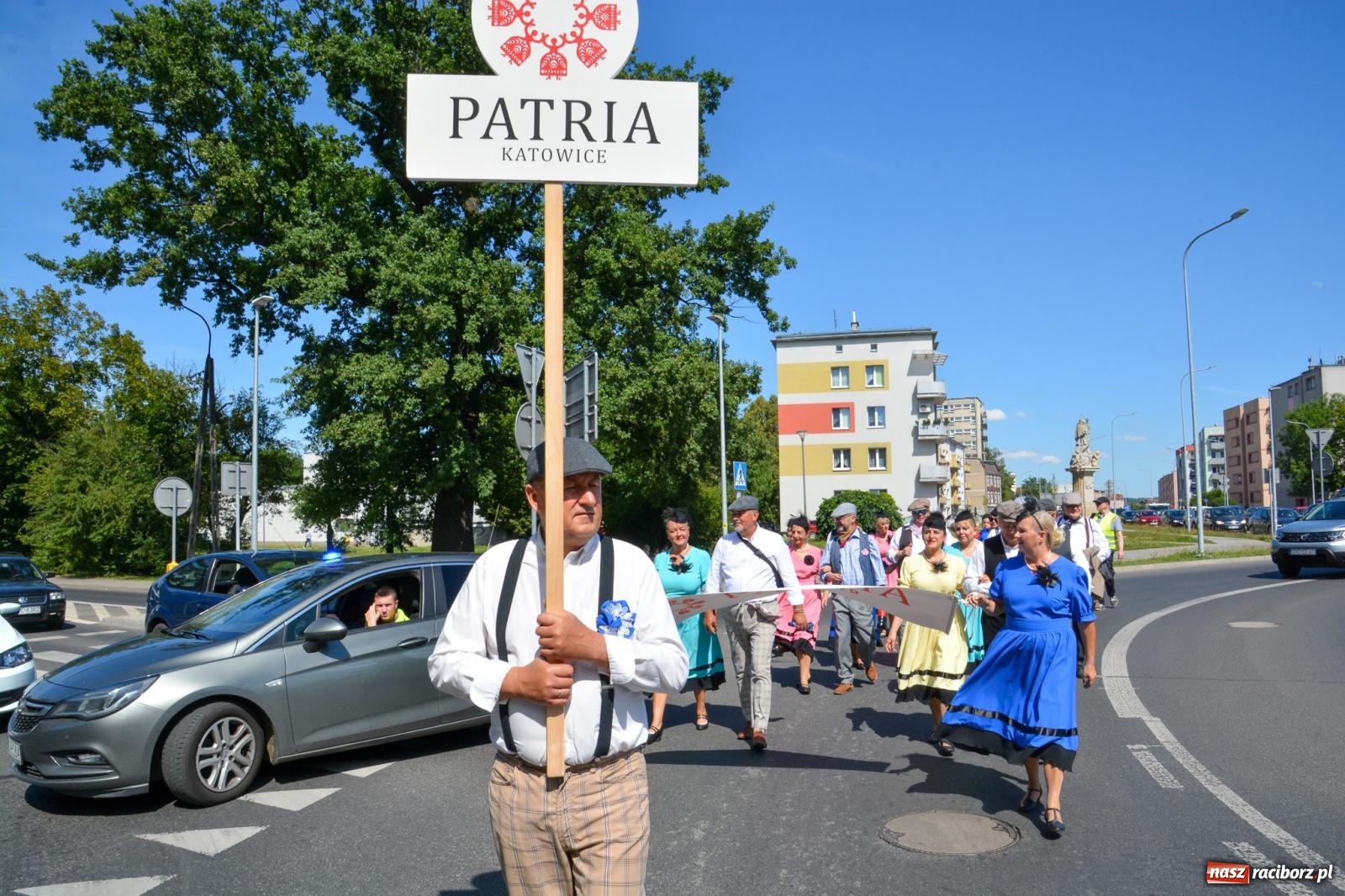 Zdjęcie w galerii na portalu naszraciborz.pl: Roztańczony korowód z Rynku na zamek [FOTO i WIDEO] wiadomości z regionu