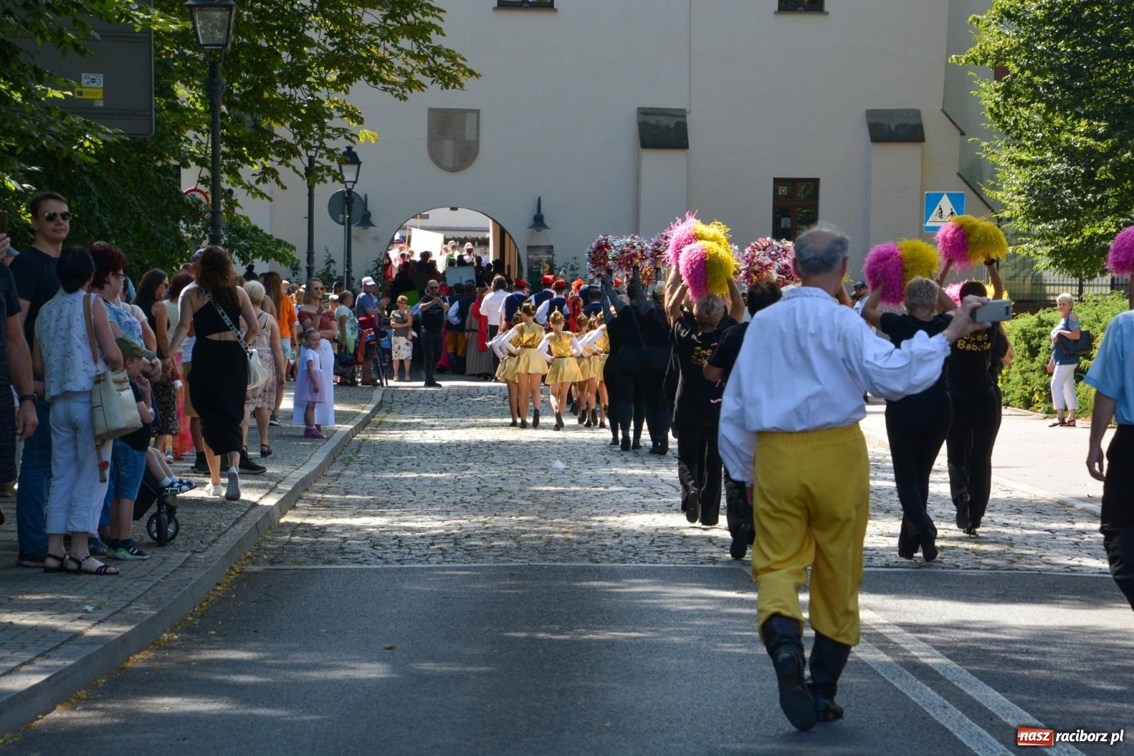 Zdjęcie w galerii na portalu naszraciborz.pl: Roztańczony korowód z Rynku na zamek [FOTO i WIDEO] wiadomości z regionu