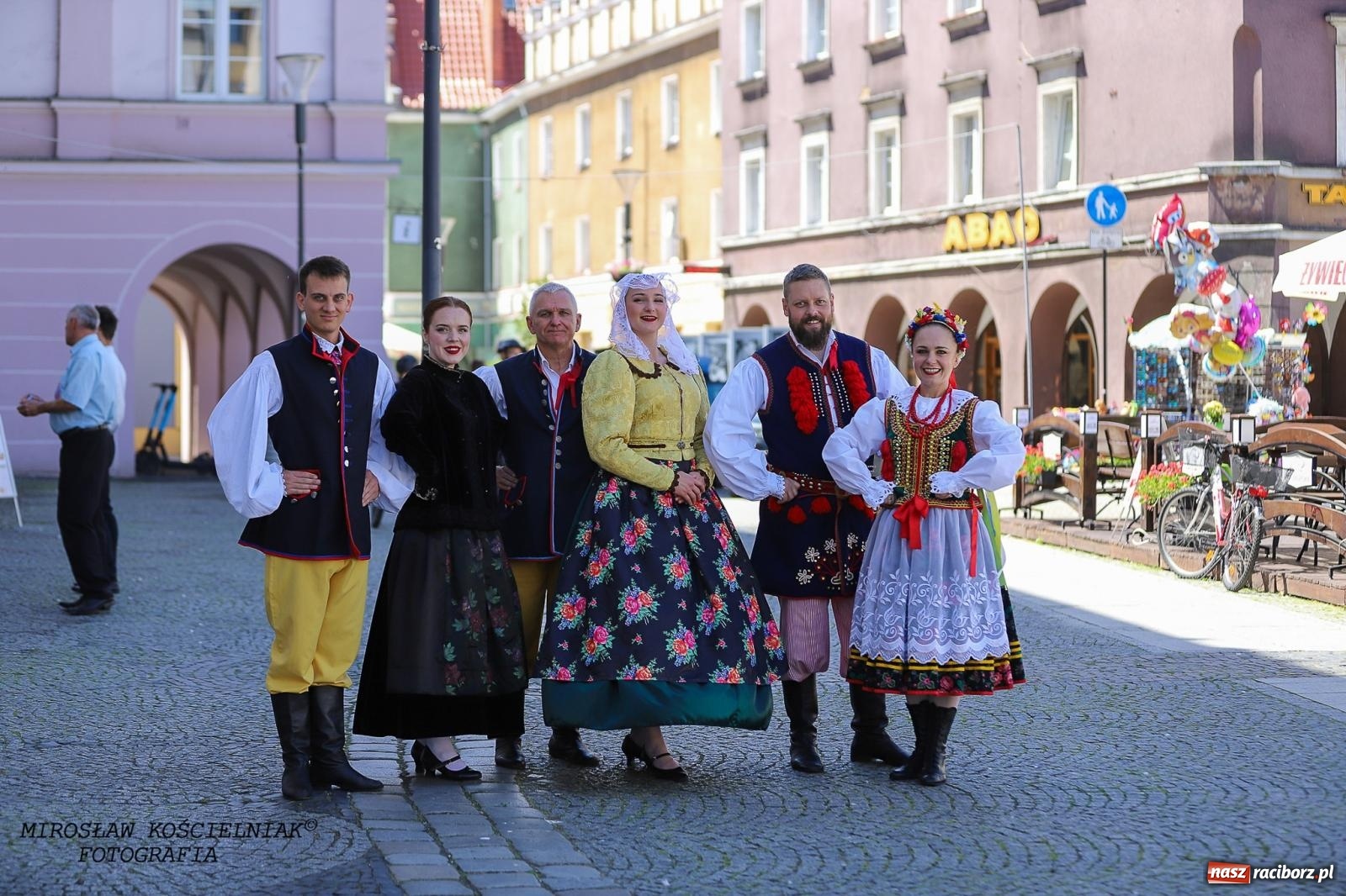 Zdjęcie w galerii na portalu naszraciborz.pl: Raciborskie święto folkloru. Kolorowa parada przeszła przez miasto, tańce na zamku [FOTO i WIDEO] wiadomości z regionu