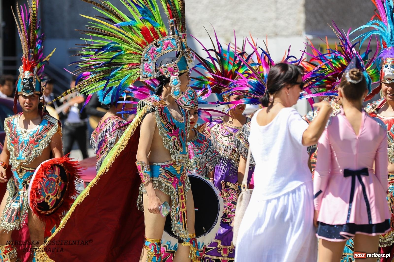 Zdjęcie w galerii na portalu naszraciborz.pl: Raciborskie święto folkloru. Kolorowa parada przeszła przez miasto, tańce na zamku [FOTO i WIDEO] wiadomości z regionu