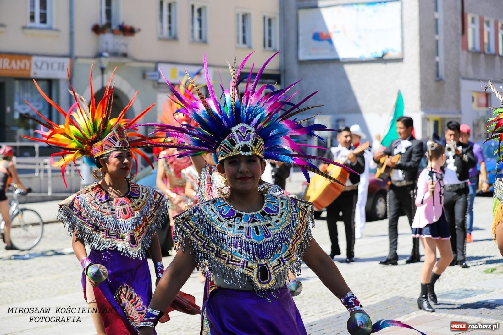 Zdjęcie w galerii na portalu naszraciborz.pl: Raciborskie święto folkloru. Kolorowa parada przeszła przez miasto, tańce na zamku [FOTO i WIDEO] wiadomości z regionu
