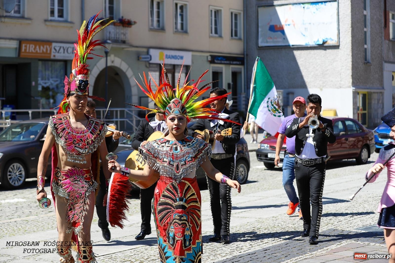 Zdjęcie w galerii na portalu naszraciborz.pl: Raciborskie święto folkloru. Kolorowa parada przeszła przez miasto, tańce na zamku [FOTO i WIDEO] wiadomości z regionu
