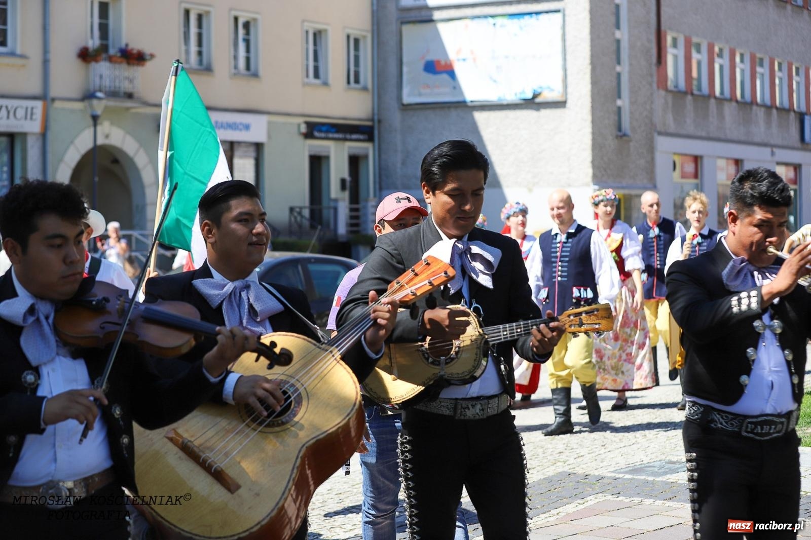 Zdjęcie w galerii na portalu naszraciborz.pl: Raciborskie święto folkloru. Kolorowa parada przeszła przez miasto, tańce na zamku [FOTO i WIDEO] wiadomości z regionu