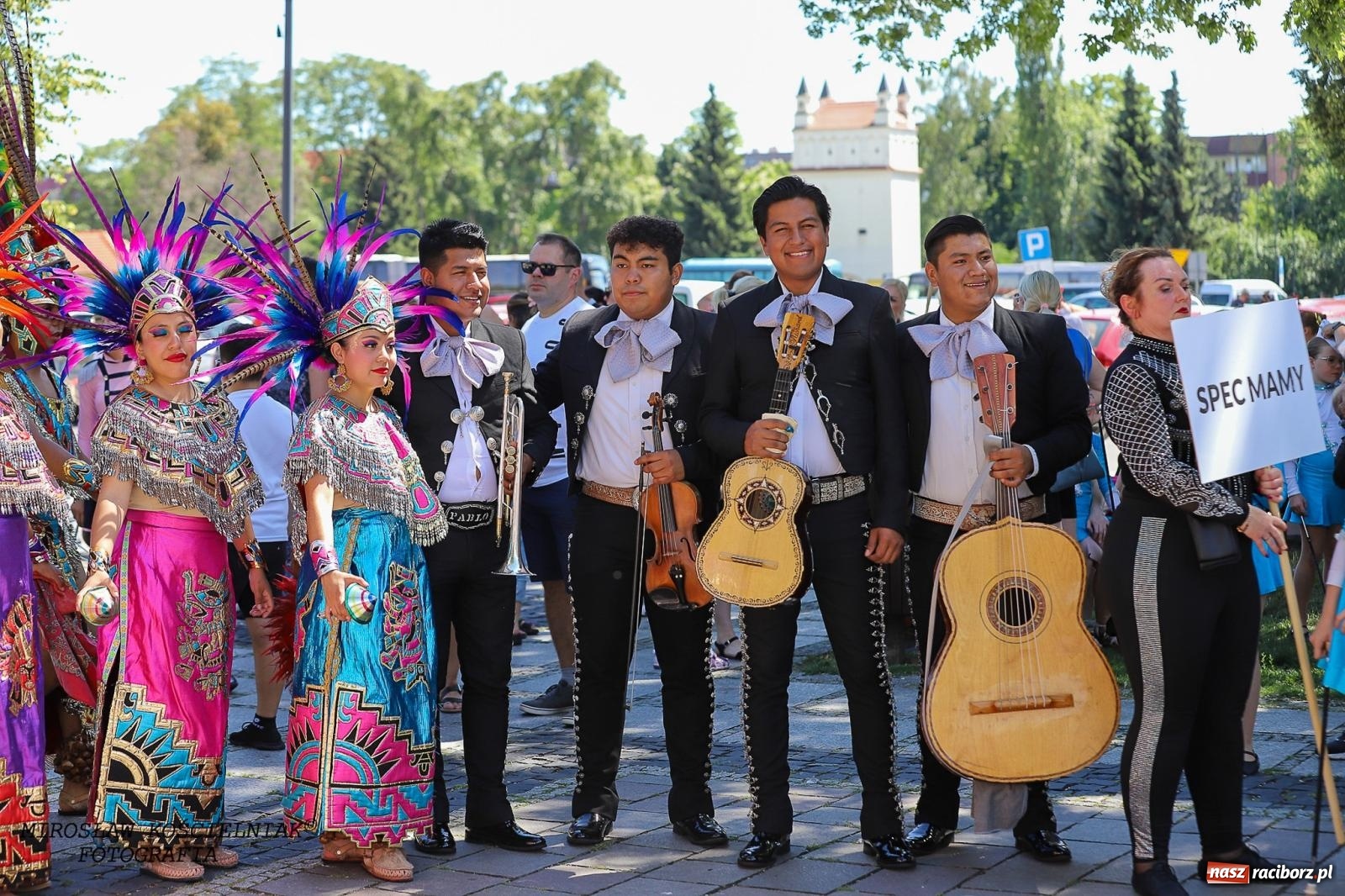 Zdjęcie w galerii na portalu naszraciborz.pl: Raciborskie święto folkloru. Kolorowa parada przeszła przez miasto, tańce na zamku [FOTO i WIDEO] wiadomości z regionu