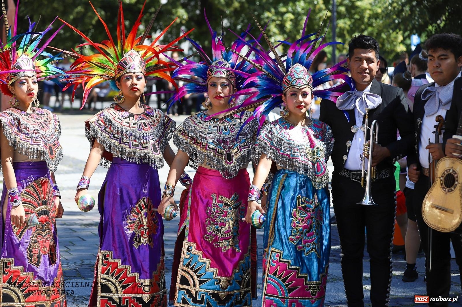 Zdjęcie w galerii na portalu naszraciborz.pl: Raciborskie święto folkloru. Kolorowa parada przeszła przez miasto, tańce na zamku [FOTO i WIDEO] wiadomości z regionu