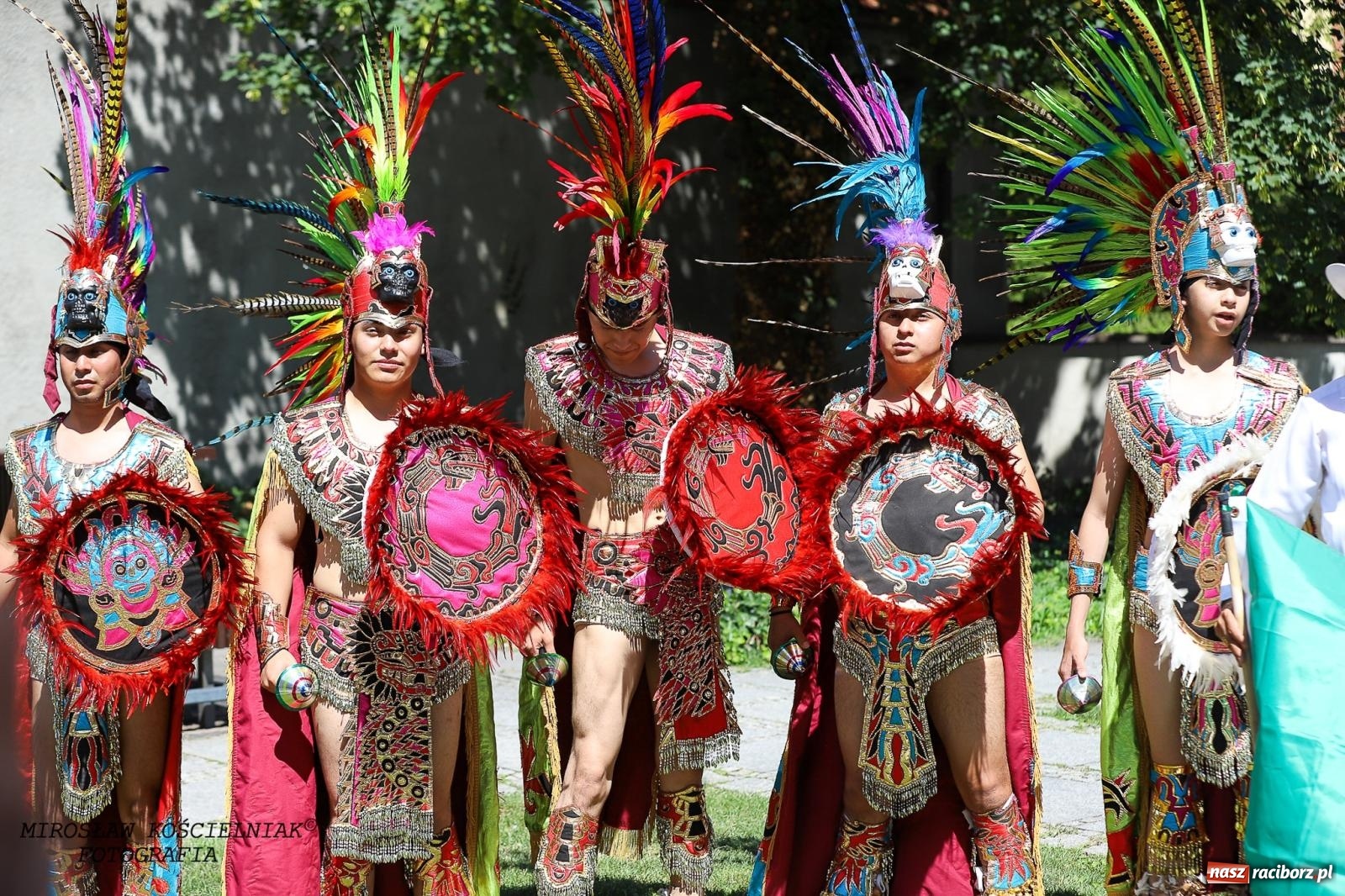 Zdjęcie w galerii na portalu naszraciborz.pl: Raciborskie święto folkloru. Kolorowa parada przeszła przez miasto, tańce na zamku [FOTO i WIDEO] wiadomości z regionu