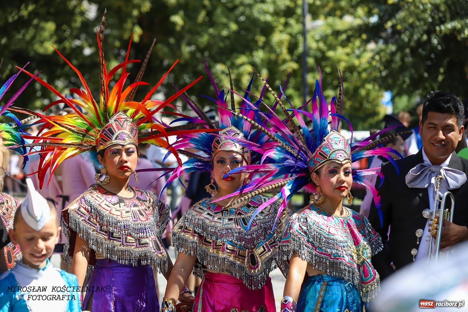 Zdjęcie w galerii na portalu naszraciborz.pl: Raciborskie święto folkloru. Kolorowa parada przeszła przez miasto, tańce na zamku [FOTO i WIDEO] wiadomości z regionu