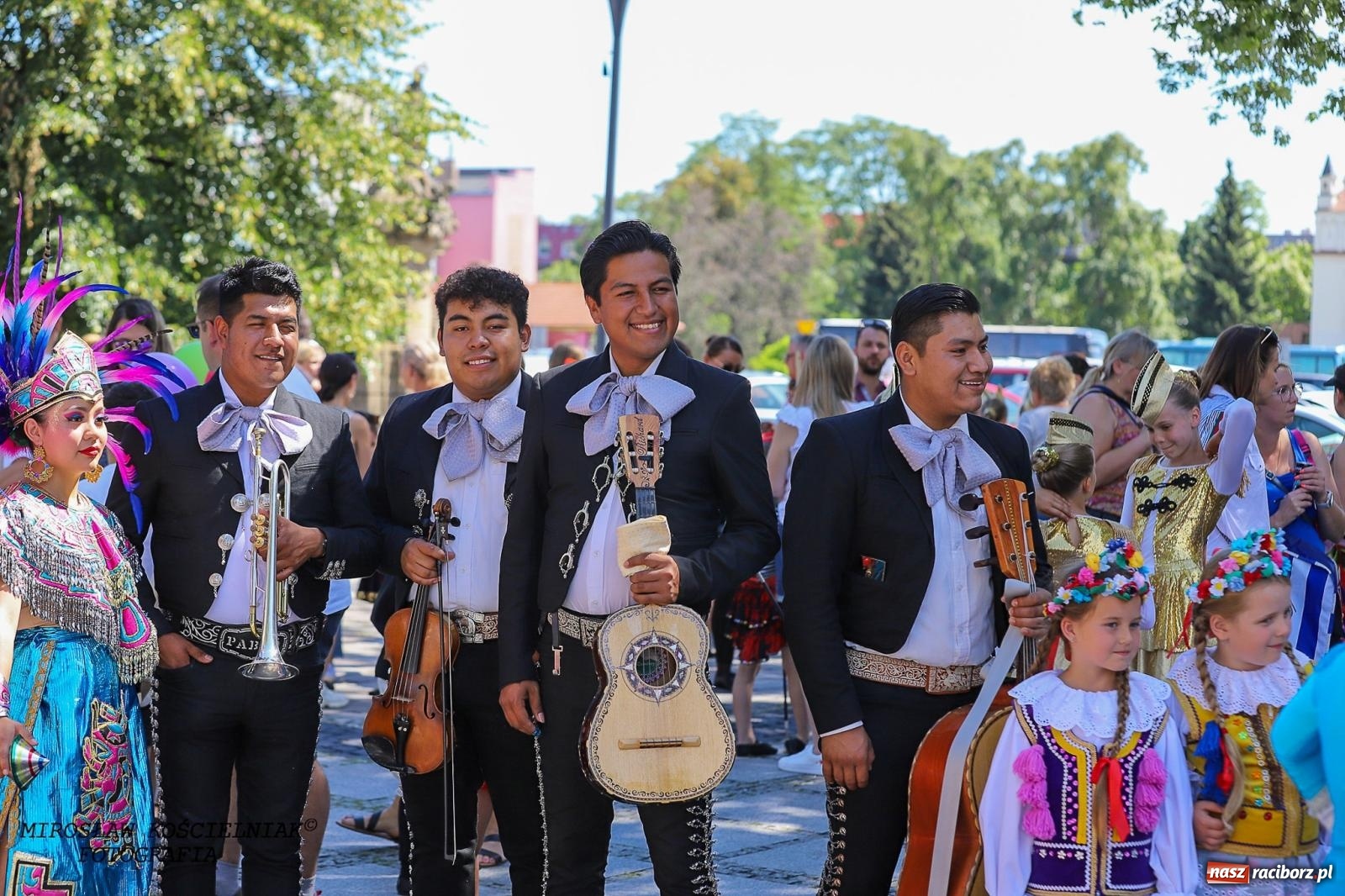 Zdjęcie w galerii na portalu naszraciborz.pl: Raciborskie święto folkloru. Kolorowa parada przeszła przez miasto, tańce na zamku [FOTO i WIDEO] wiadomości z regionu