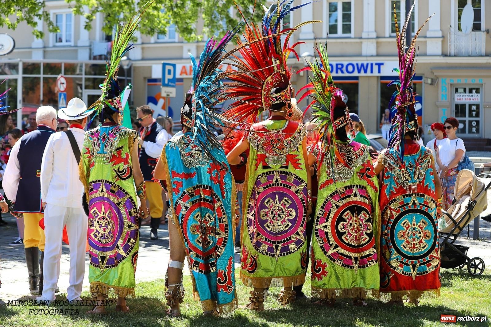 Zdjęcie w galerii na portalu naszraciborz.pl: Raciborskie święto folkloru. Kolorowa parada przeszła przez miasto, tańce na zamku [FOTO i WIDEO] wiadomości z regionu