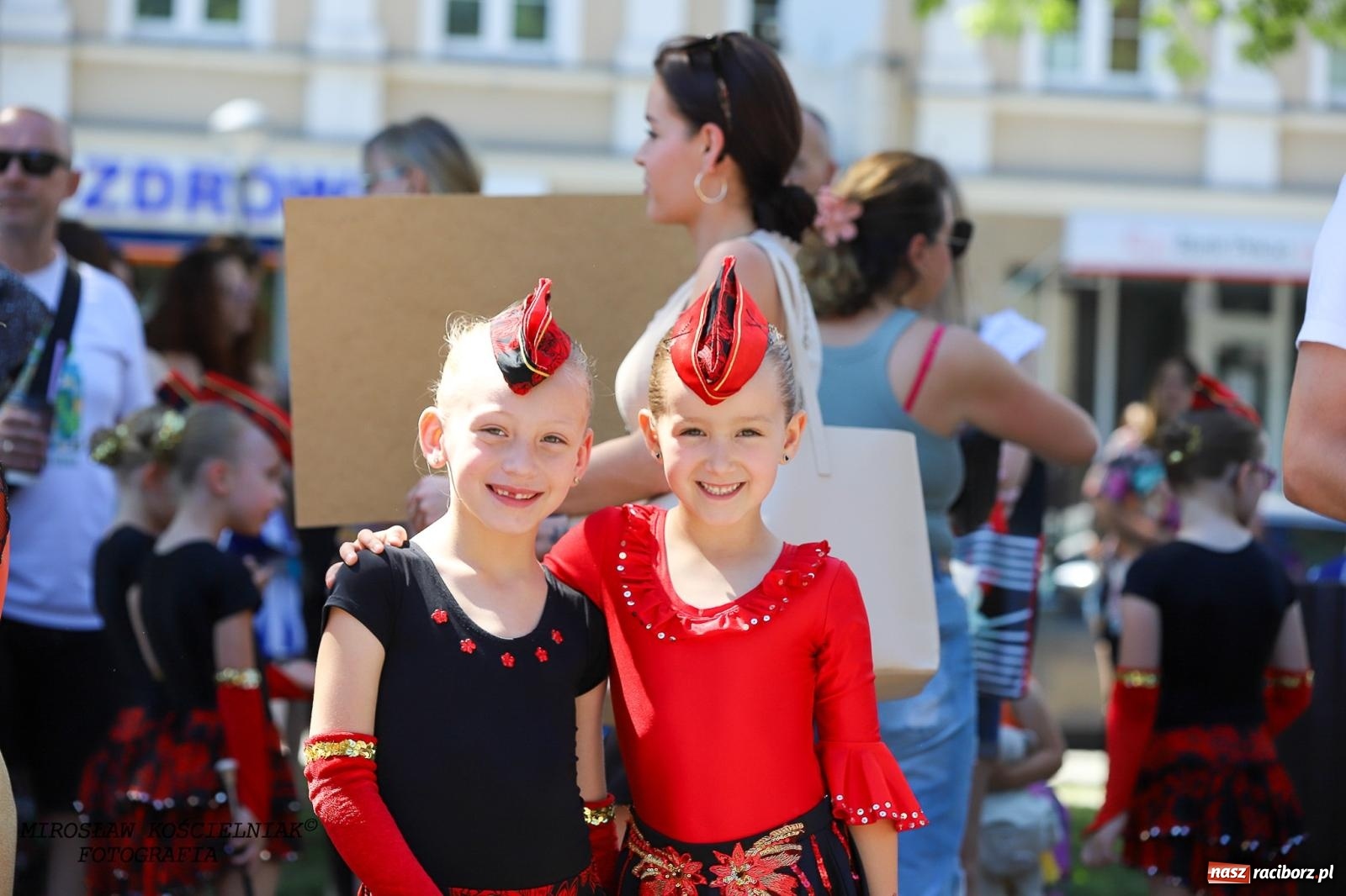 Zdjęcie w galerii na portalu naszraciborz.pl: Raciborskie święto folkloru. Kolorowa parada przeszła przez miasto, tańce na zamku [FOTO i WIDEO] wiadomości z regionu