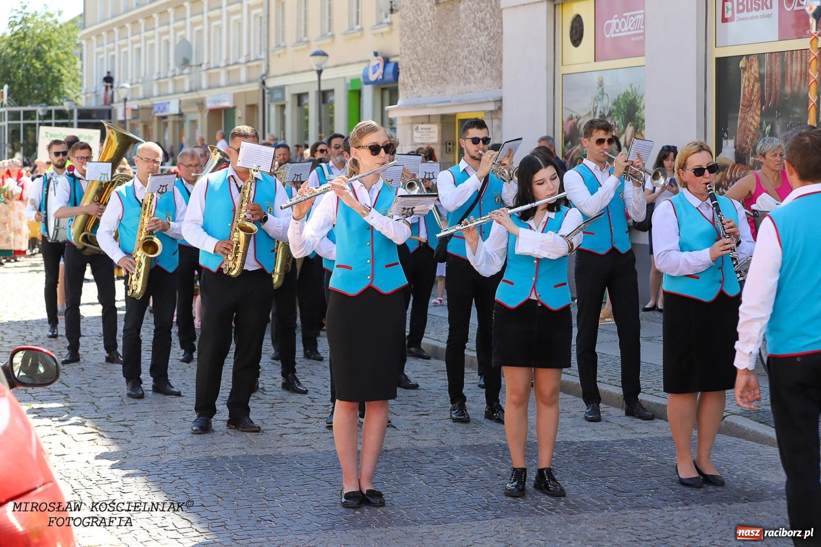 Zdjęcie w galerii na portalu naszraciborz.pl: Raciborskie święto folkloru. Kolorowa parada przeszła przez miasto, tańce na zamku [FOTO i WIDEO] wiadomości z regionu