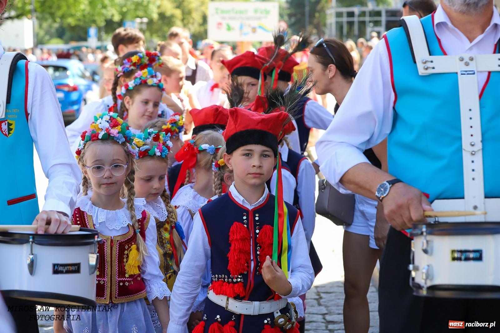 Zdjęcie w galerii na portalu naszraciborz.pl: Raciborskie święto folkloru. Kolorowa parada przeszła przez miasto, tańce na zamku [FOTO i WIDEO] wiadomości z regionu