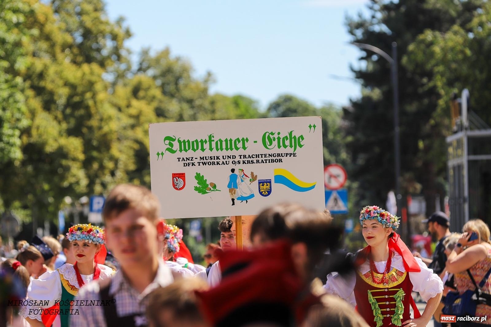 Zdjęcie w galerii na portalu naszraciborz.pl: Raciborskie święto folkloru. Kolorowa parada przeszła przez miasto, tańce na zamku [FOTO i WIDEO] wiadomości z regionu