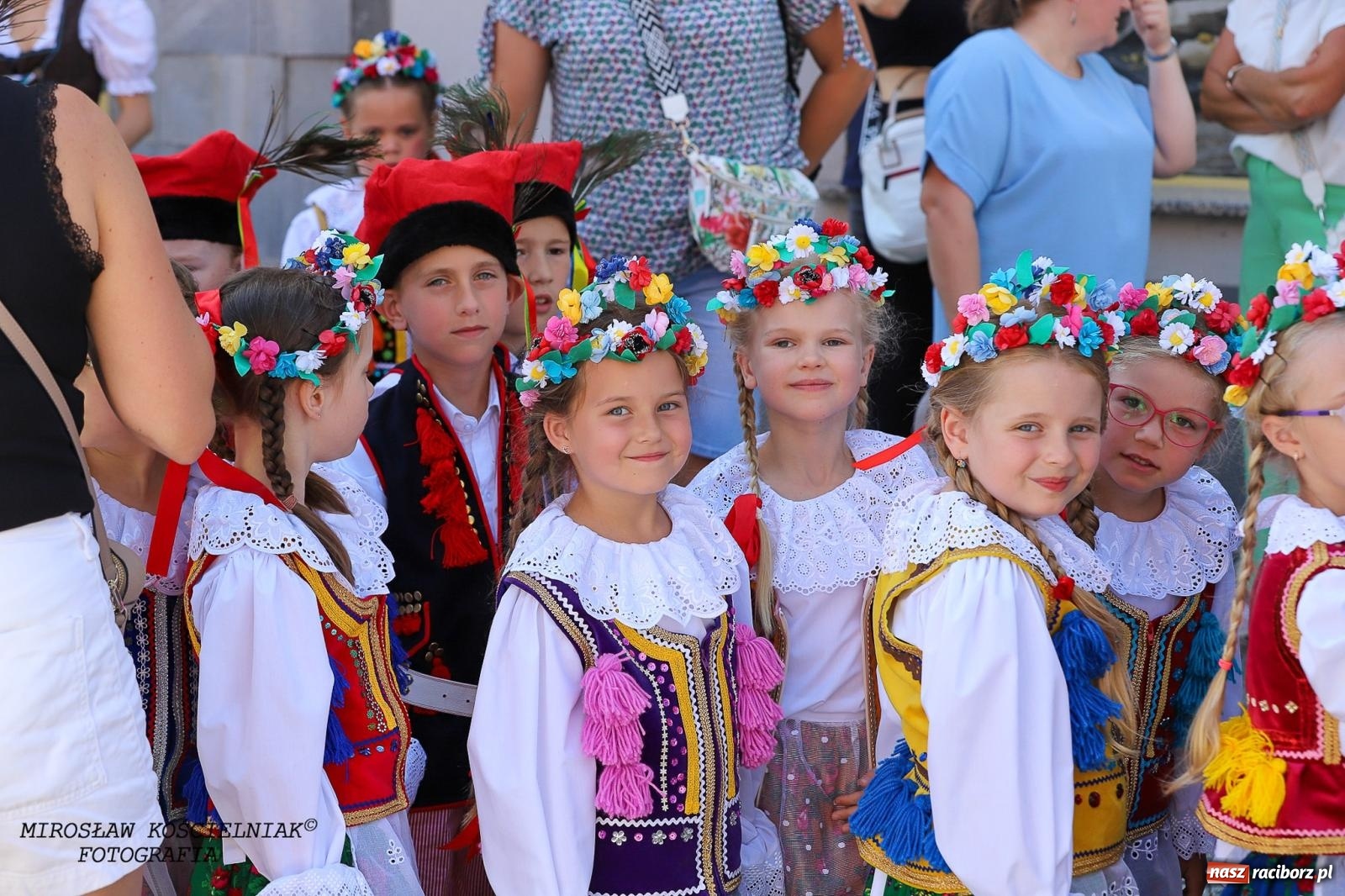 Zdjęcie w galerii na portalu naszraciborz.pl: Raciborskie święto folkloru. Kolorowa parada przeszła przez miasto, tańce na zamku [FOTO i WIDEO] wiadomości z regionu