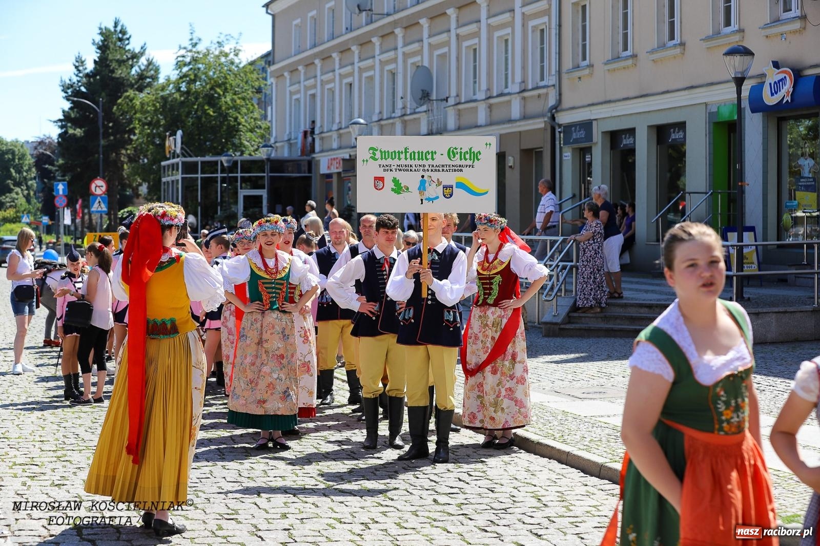Zdjęcie w galerii na portalu naszraciborz.pl: Raciborskie święto folkloru. Kolorowa parada przeszła przez miasto, tańce na zamku [FOTO i WIDEO] wiadomości z regionu