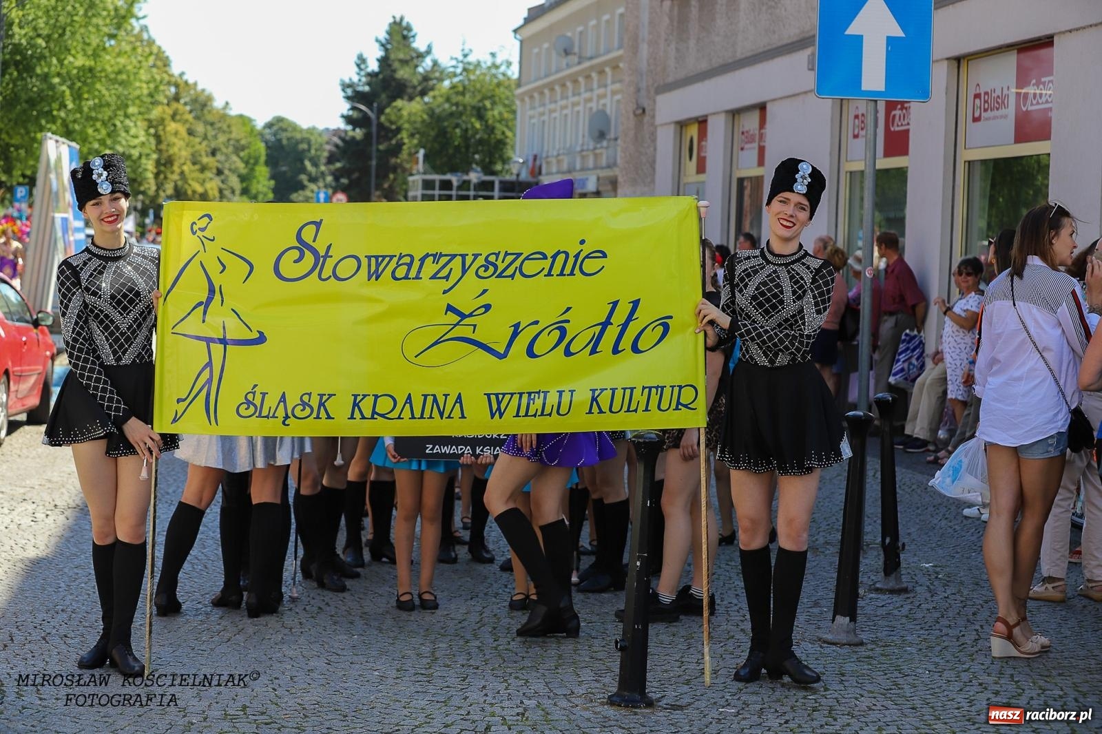Zdjęcie w galerii na portalu naszraciborz.pl: Raciborskie święto folkloru. Kolorowa parada przeszła przez miasto, tańce na zamku [FOTO i WIDEO] wiadomości z regionu