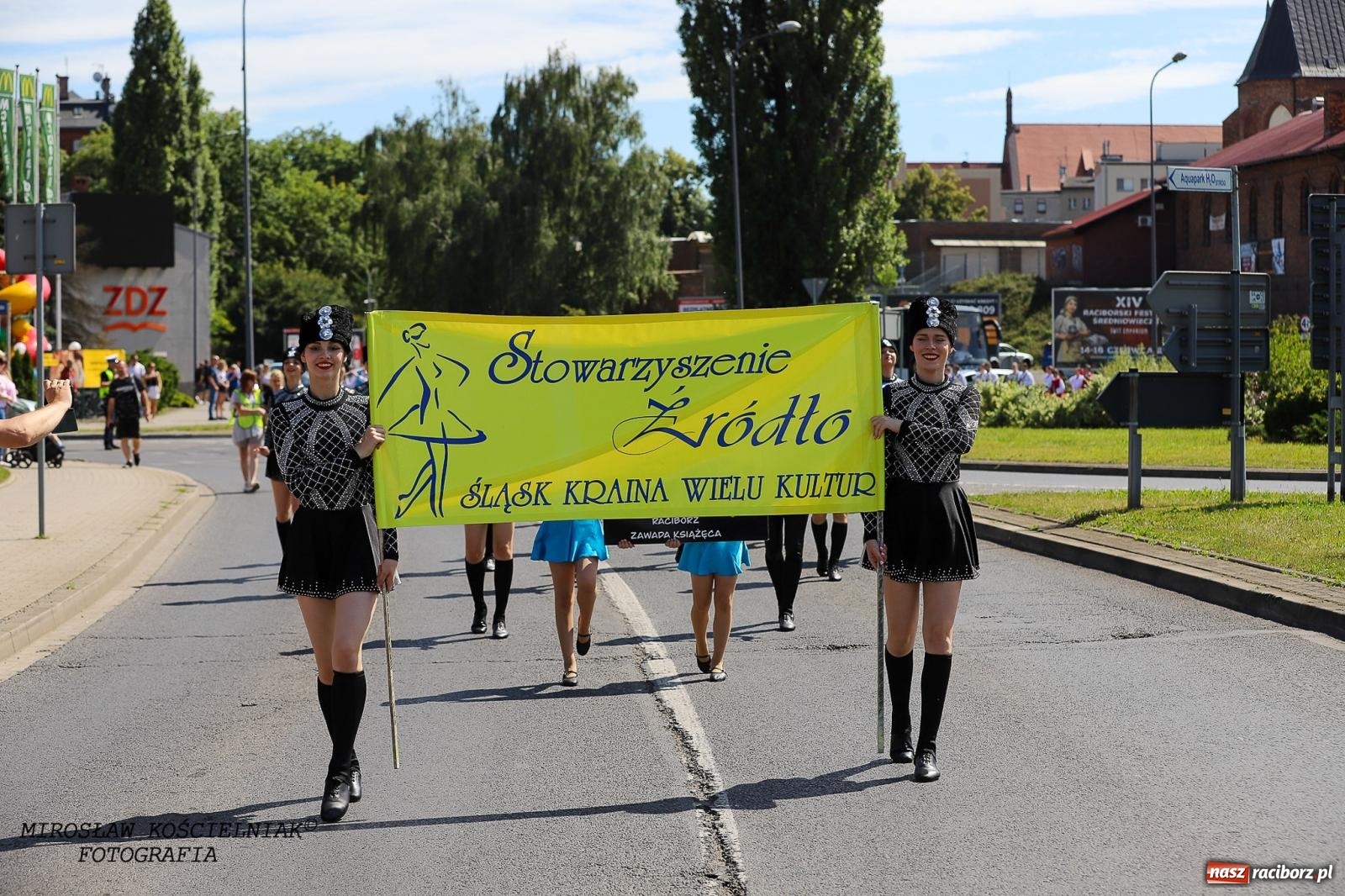 Zdjęcie w galerii na portalu naszraciborz.pl: Raciborskie święto folkloru. Kolorowa parada przeszła przez miasto, tańce na zamku [FOTO i WIDEO] wiadomości z regionu