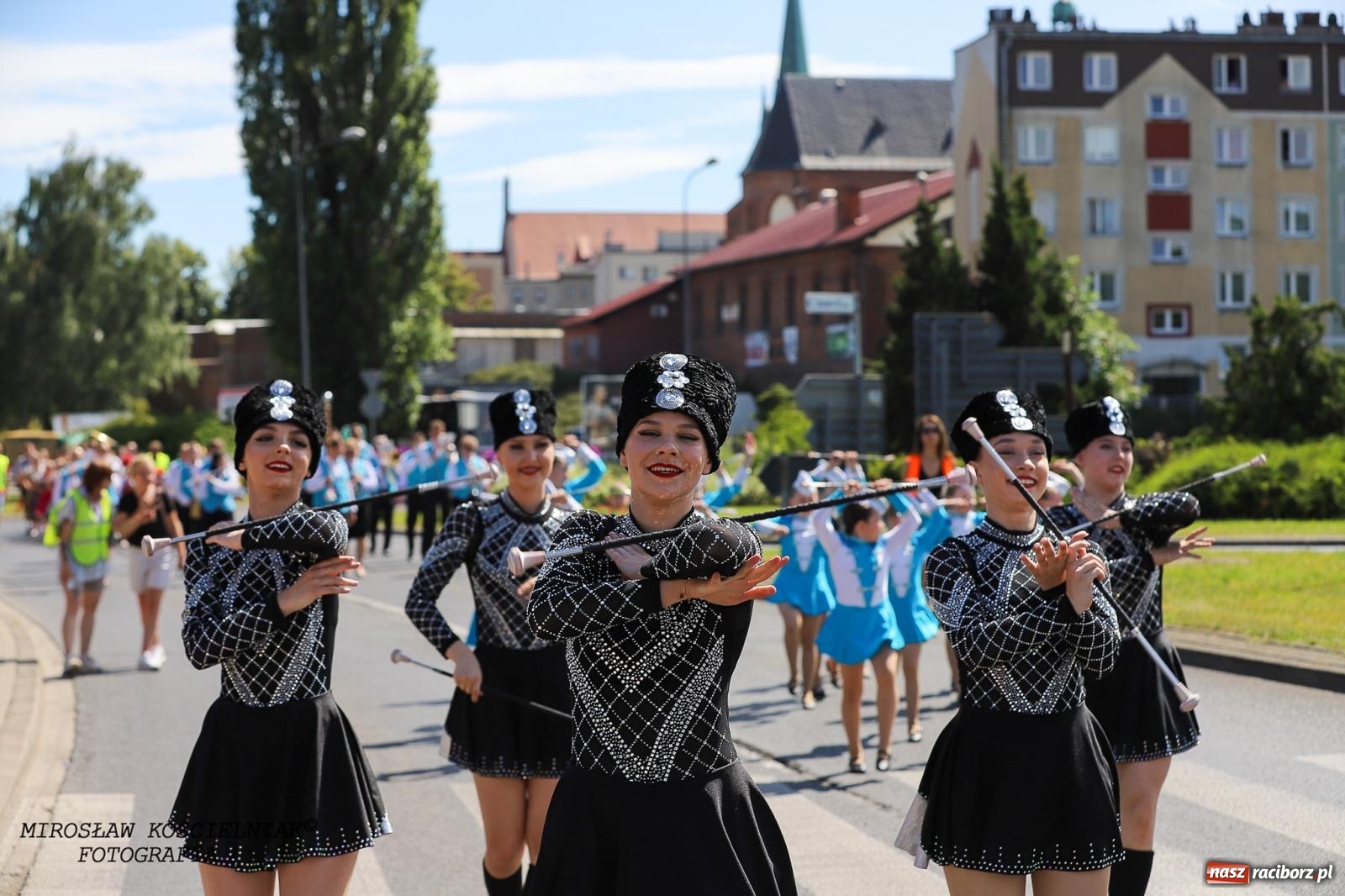 Zdjęcie w galerii na portalu naszraciborz.pl: Raciborskie święto folkloru. Kolorowa parada przeszła przez miasto, tańce na zamku [FOTO i WIDEO] wiadomości z regionu