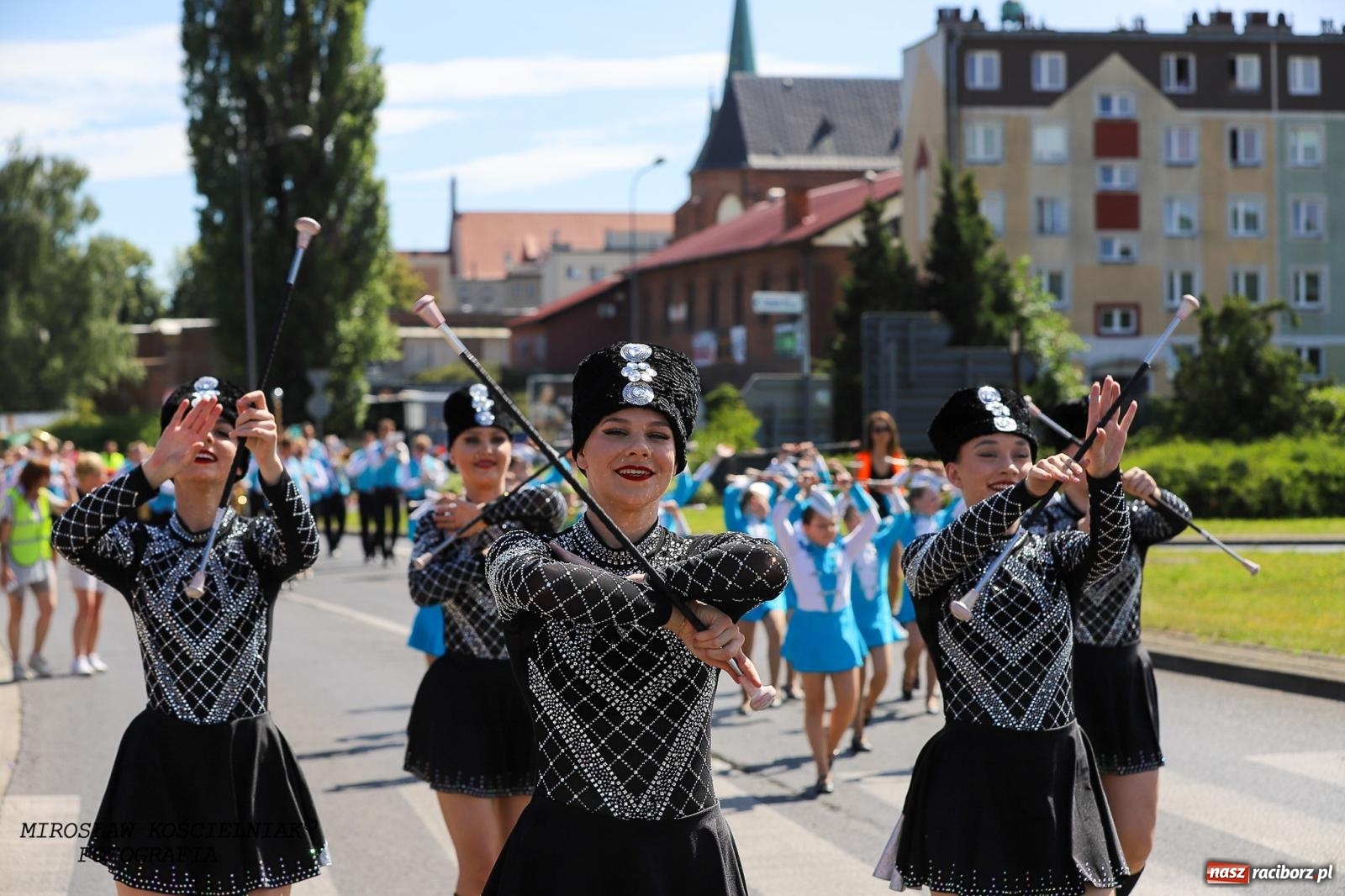 Zdjęcie w galerii na portalu naszraciborz.pl: Raciborskie święto folkloru. Kolorowa parada przeszła przez miasto, tańce na zamku [FOTO i WIDEO] wiadomości z regionu