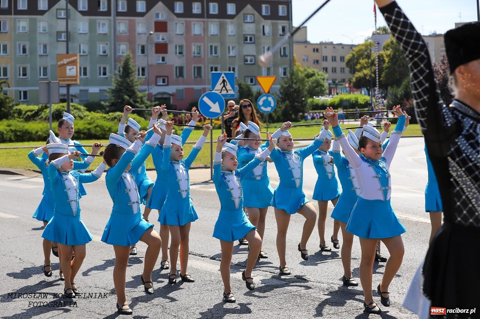 Zdjęcie w galerii na portalu naszraciborz.pl: Raciborskie święto folkloru. Kolorowa parada przeszła przez miasto, tańce na zamku [FOTO i WIDEO] wiadomości z regionu