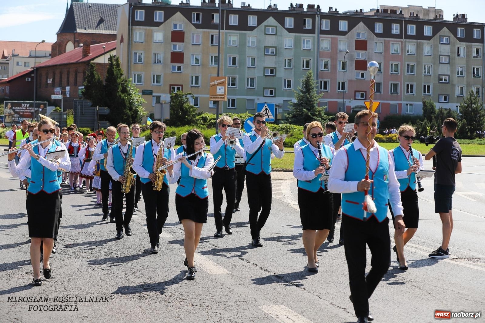 Zdjęcie w galerii na portalu naszraciborz.pl: Raciborskie święto folkloru. Kolorowa parada przeszła przez miasto, tańce na zamku [FOTO i WIDEO] wiadomości z regionu