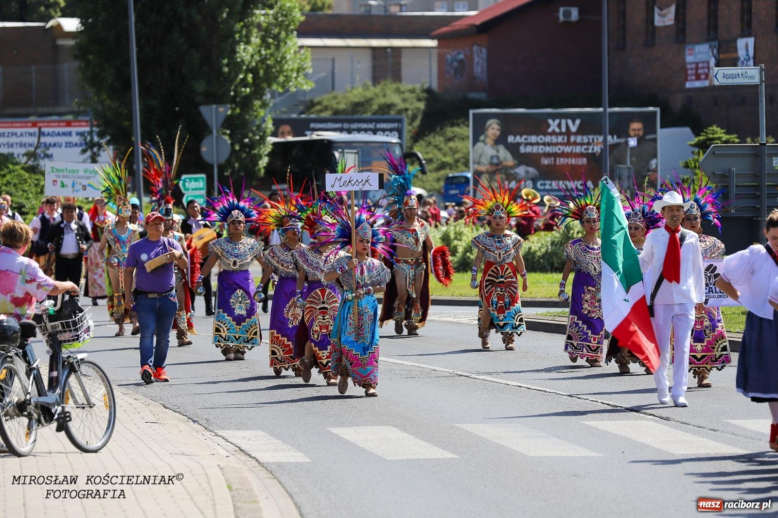 Zdjęcie w galerii na portalu naszraciborz.pl: Raciborskie święto folkloru. Kolorowa parada przeszła przez miasto, tańce na zamku [FOTO i WIDEO] wiadomości z regionu