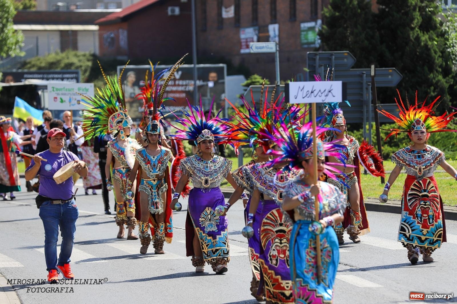 Zdjęcie w galerii na portalu naszraciborz.pl: Raciborskie święto folkloru. Kolorowa parada przeszła przez miasto, tańce na zamku [FOTO i WIDEO] wiadomości z regionu