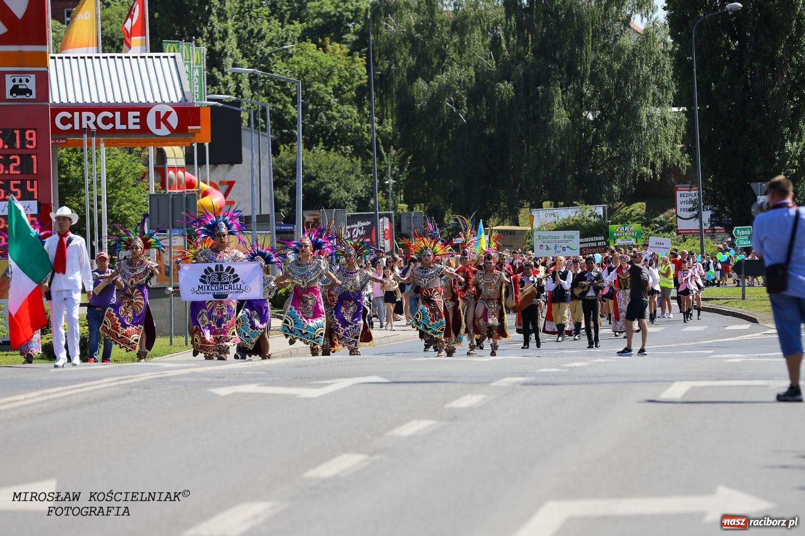Zdjęcie w galerii na portalu naszraciborz.pl: Raciborskie święto folkloru. Kolorowa parada przeszła przez miasto, tańce na zamku [FOTO i WIDEO] wiadomości z regionu