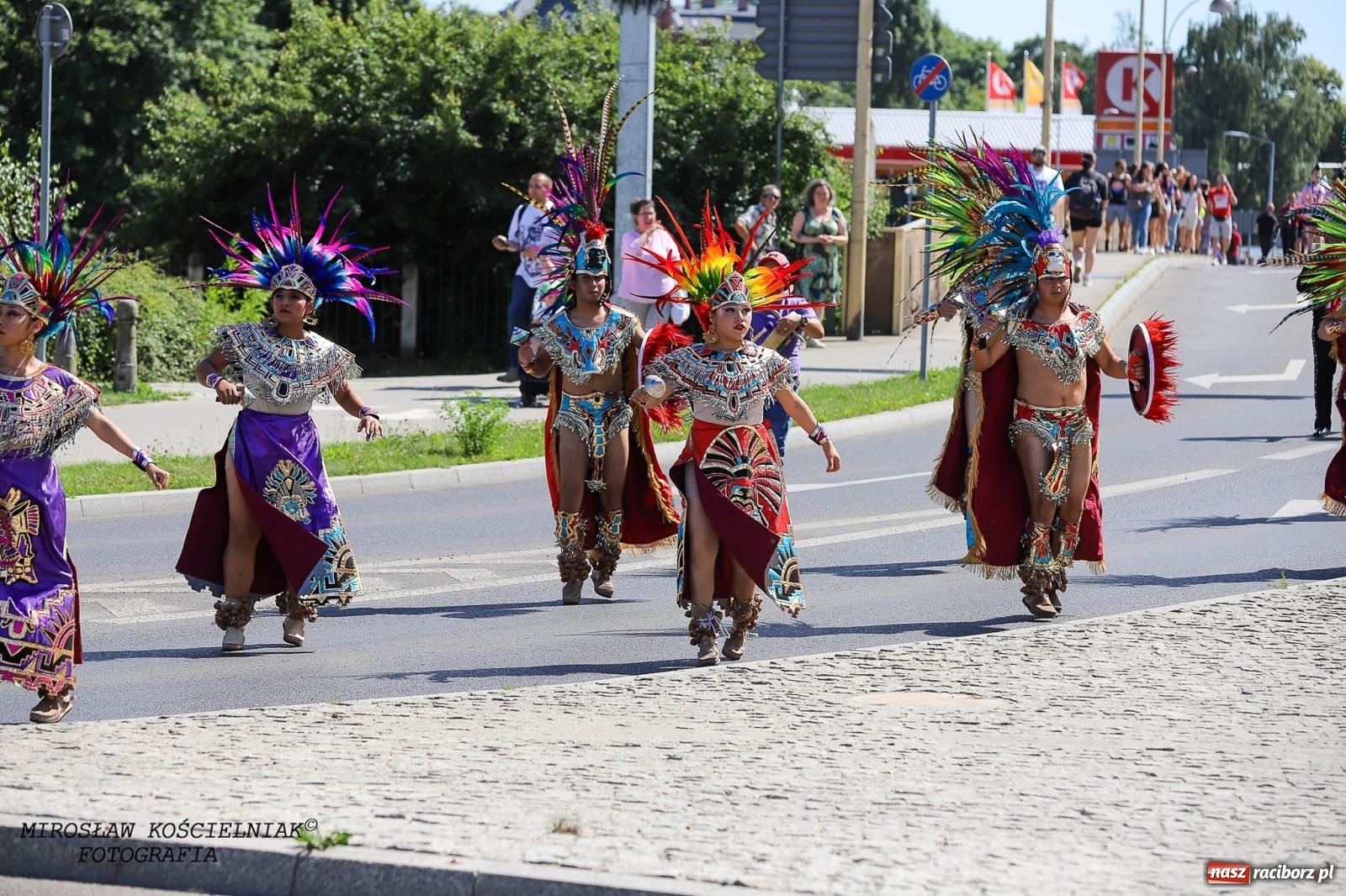 Zdjęcie w galerii na portalu naszraciborz.pl: Raciborskie święto folkloru. Kolorowa parada przeszła przez miasto, tańce na zamku [FOTO i WIDEO] wiadomości z regionu