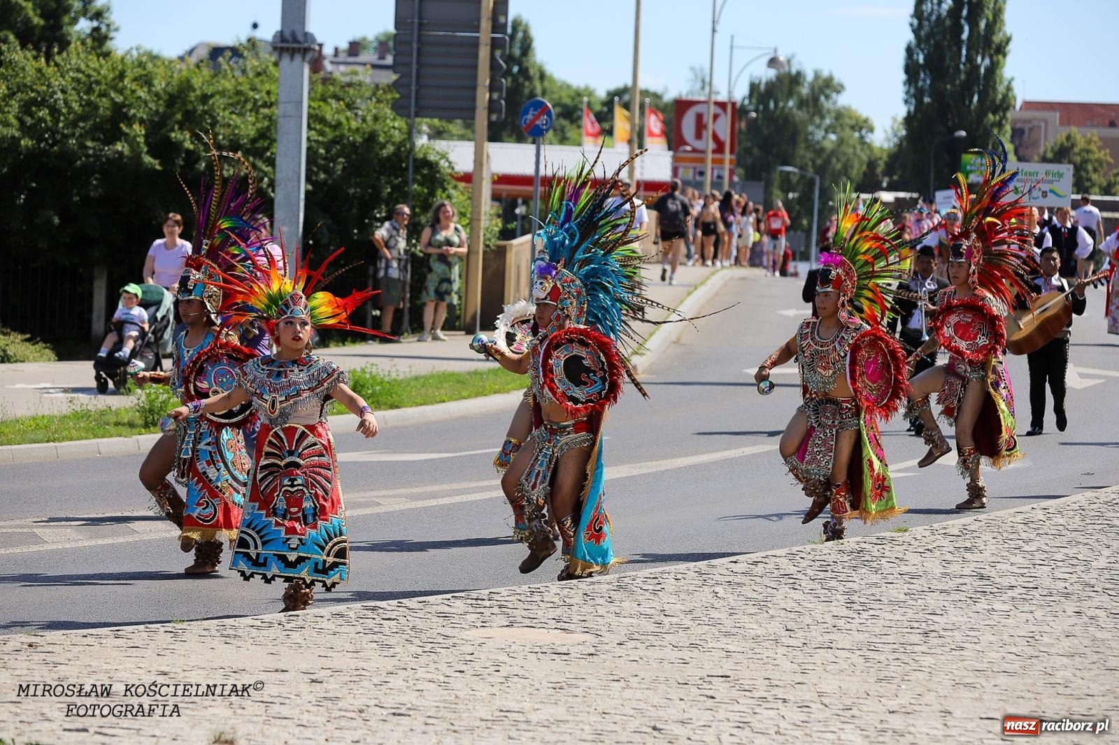 Zdjęcie w galerii na portalu naszraciborz.pl: Raciborskie święto folkloru. Kolorowa parada przeszła przez miasto, tańce na zamku [FOTO i WIDEO] wiadomości z regionu