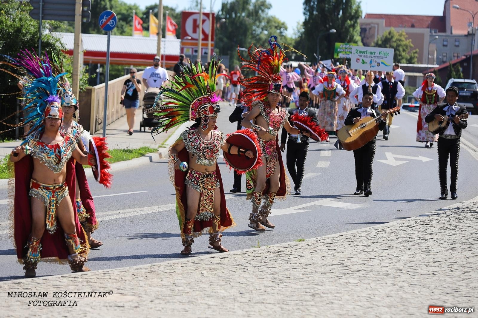 Zdjęcie w galerii na portalu naszraciborz.pl: Raciborskie święto folkloru. Kolorowa parada przeszła przez miasto, tańce na zamku [FOTO i WIDEO] wiadomości z regionu