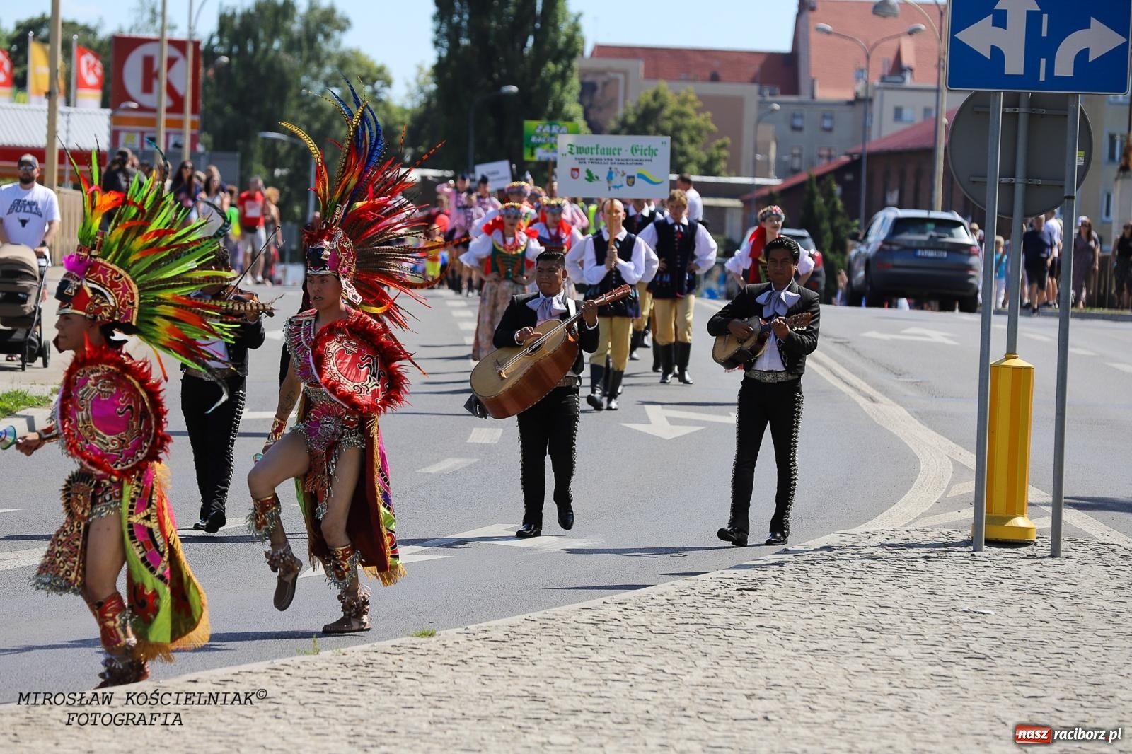 Zdjęcie w galerii na portalu naszraciborz.pl: Raciborskie święto folkloru. Kolorowa parada przeszła przez miasto, tańce na zamku [FOTO i WIDEO] wiadomości z regionu