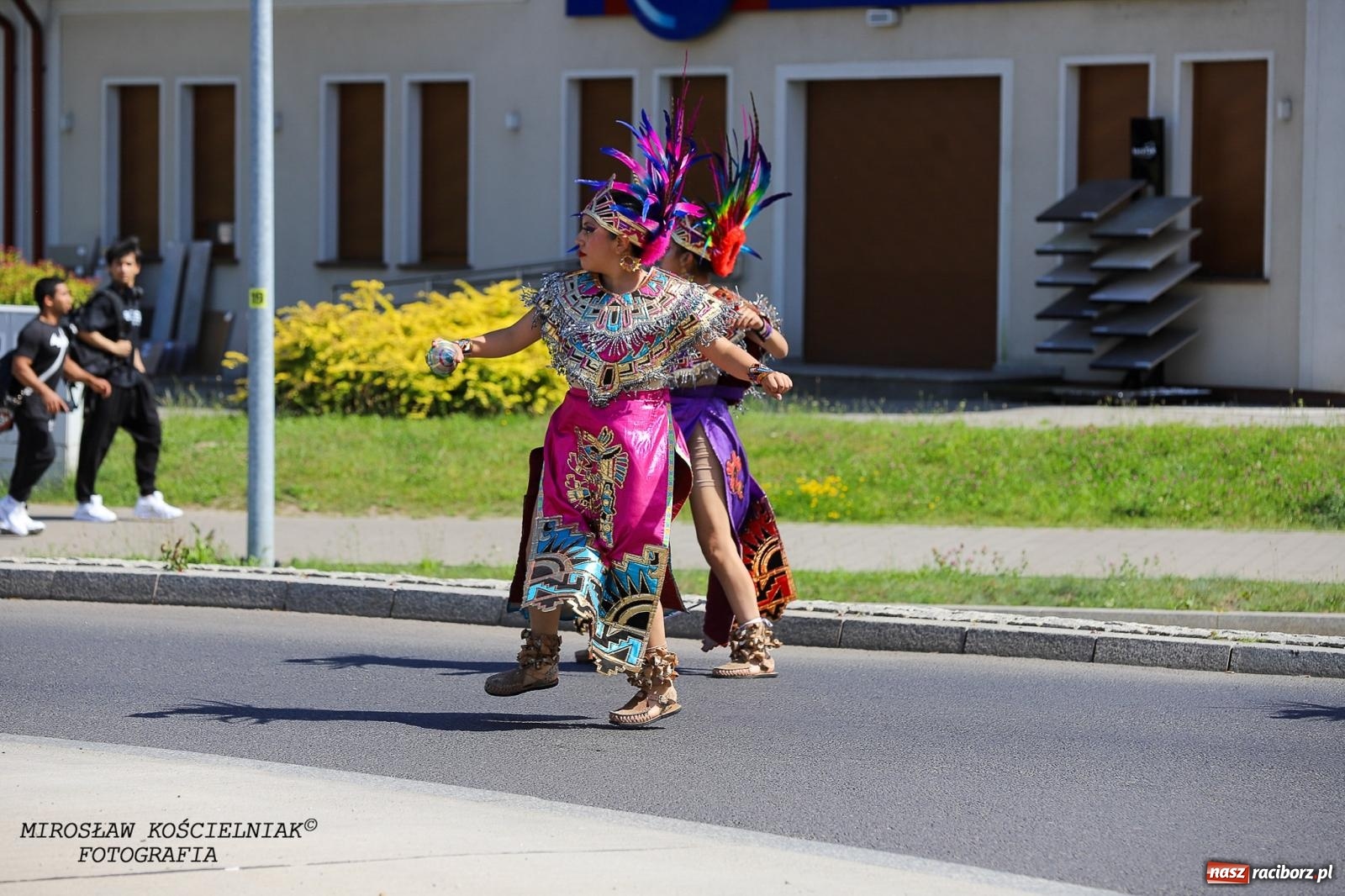 Zdjęcie w galerii na portalu naszraciborz.pl: Raciborskie święto folkloru. Kolorowa parada przeszła przez miasto, tańce na zamku [FOTO i WIDEO] wiadomości z regionu