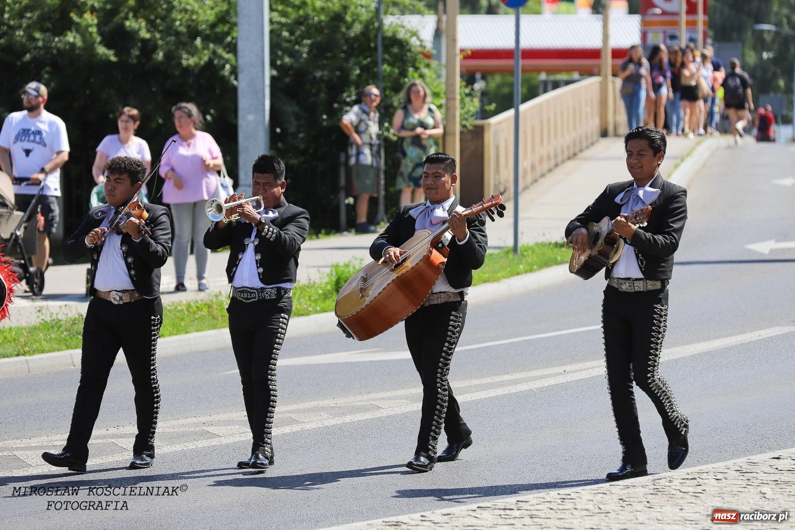 Zdjęcie w galerii na portalu naszraciborz.pl: Raciborskie święto folkloru. Kolorowa parada przeszła przez miasto, tańce na zamku [FOTO i WIDEO] wiadomości z regionu
