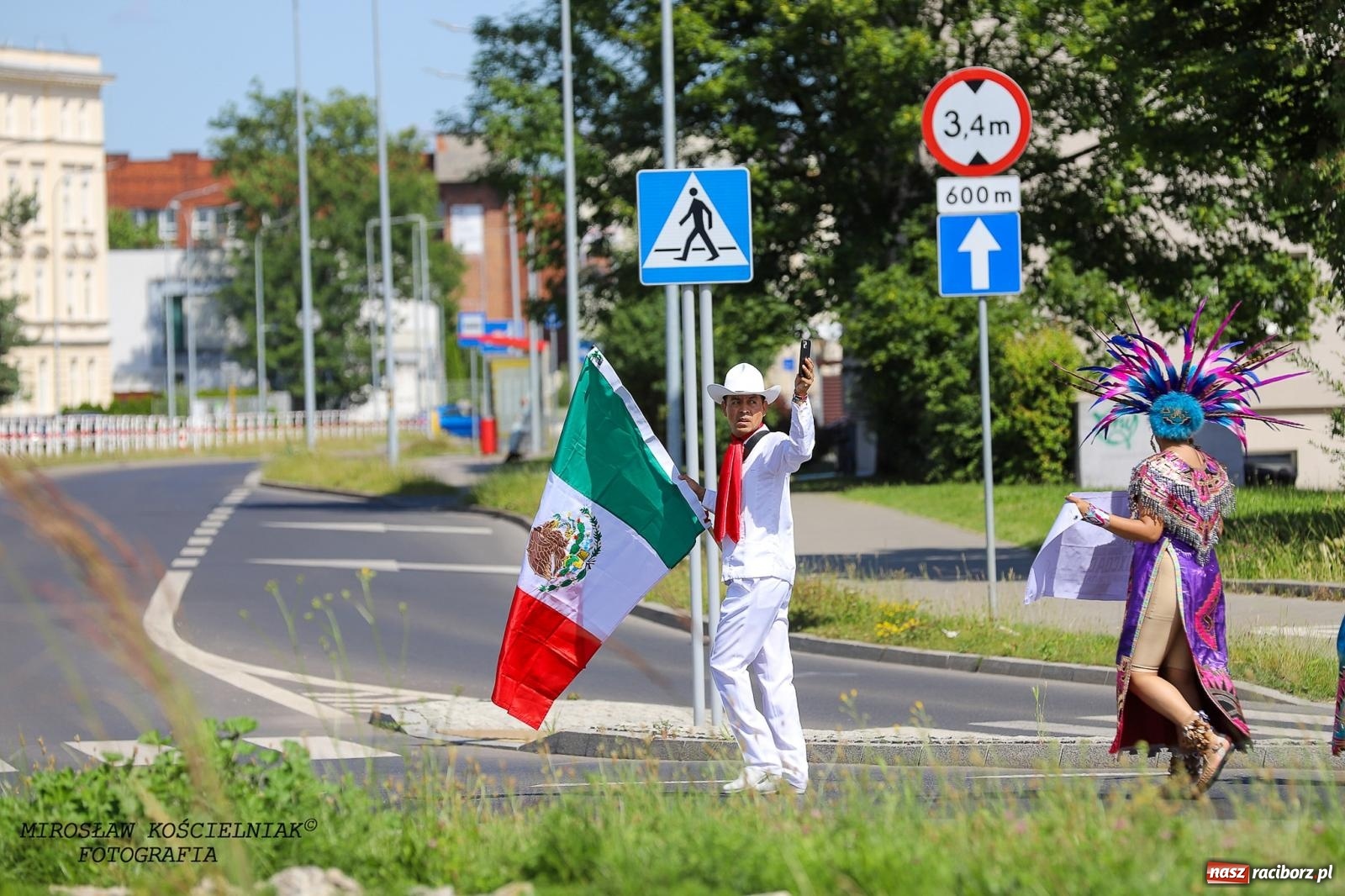 Zdjęcie w galerii na portalu naszraciborz.pl: Raciborskie święto folkloru. Kolorowa parada przeszła przez miasto, tańce na zamku [FOTO i WIDEO] wiadomości z regionu