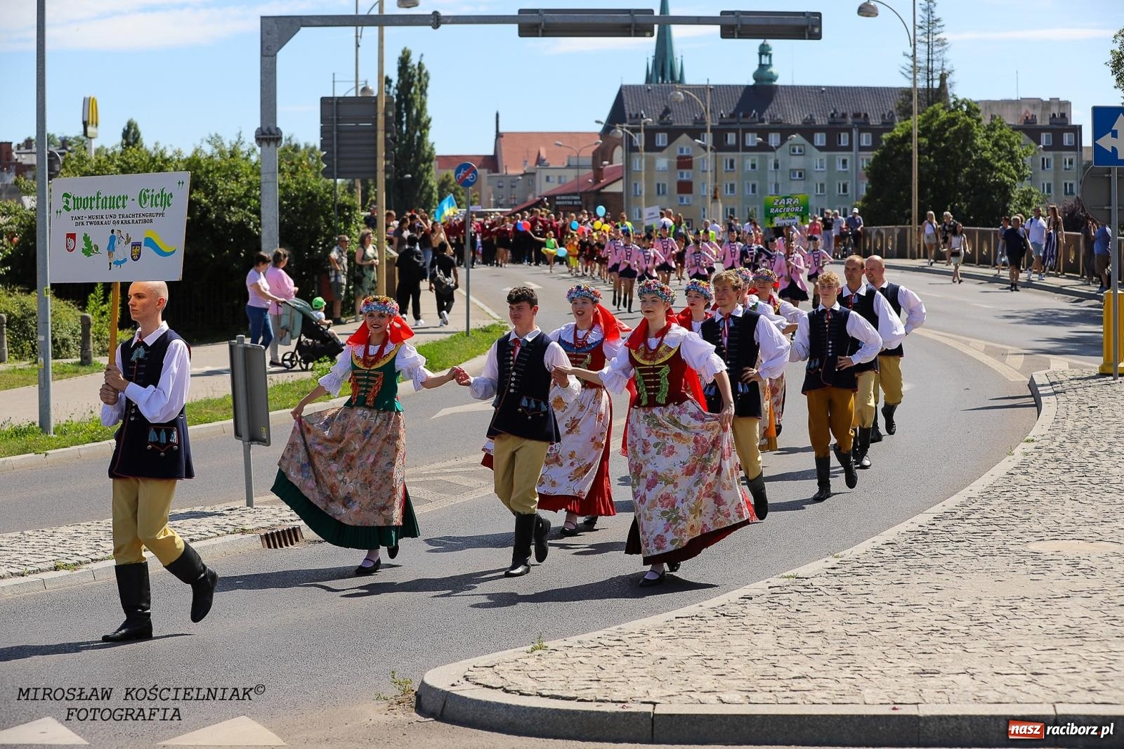 Zdjęcie w galerii na portalu naszraciborz.pl: Raciborskie święto folkloru. Kolorowa parada przeszła przez miasto, tańce na zamku [FOTO i WIDEO] wiadomości z regionu