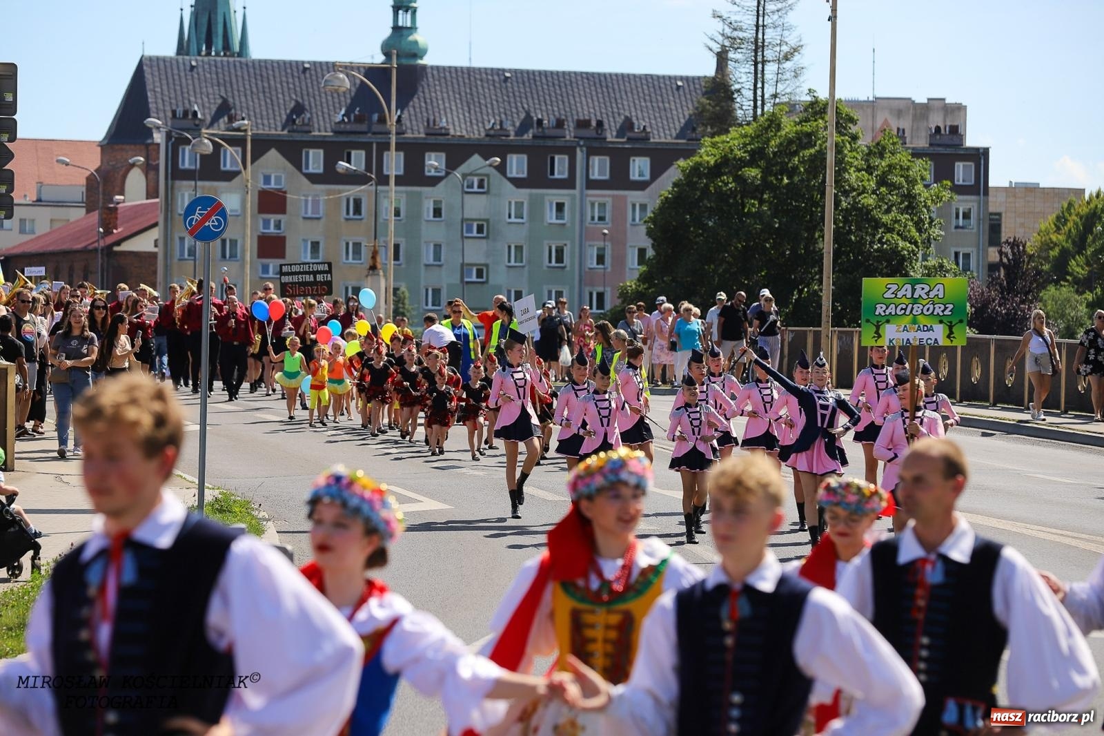 Zdjęcie w galerii na portalu naszraciborz.pl: Raciborskie święto folkloru. Kolorowa parada przeszła przez miasto, tańce na zamku [FOTO i WIDEO] wiadomości z regionu