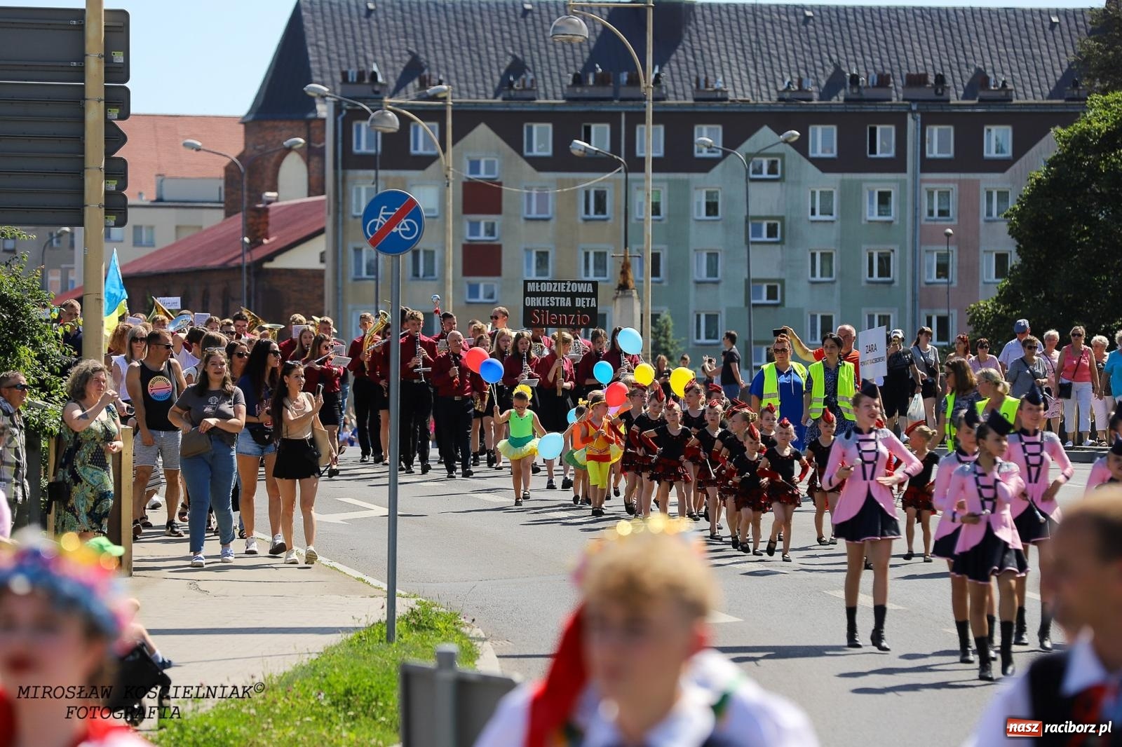 Zdjęcie w galerii na portalu naszraciborz.pl: Raciborskie święto folkloru. Kolorowa parada przeszła przez miasto, tańce na zamku [FOTO i WIDEO] wiadomości z regionu